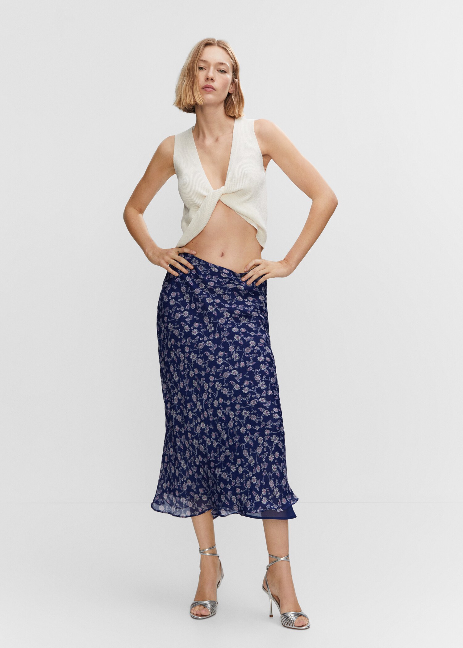 Falda larga floral - Plano general