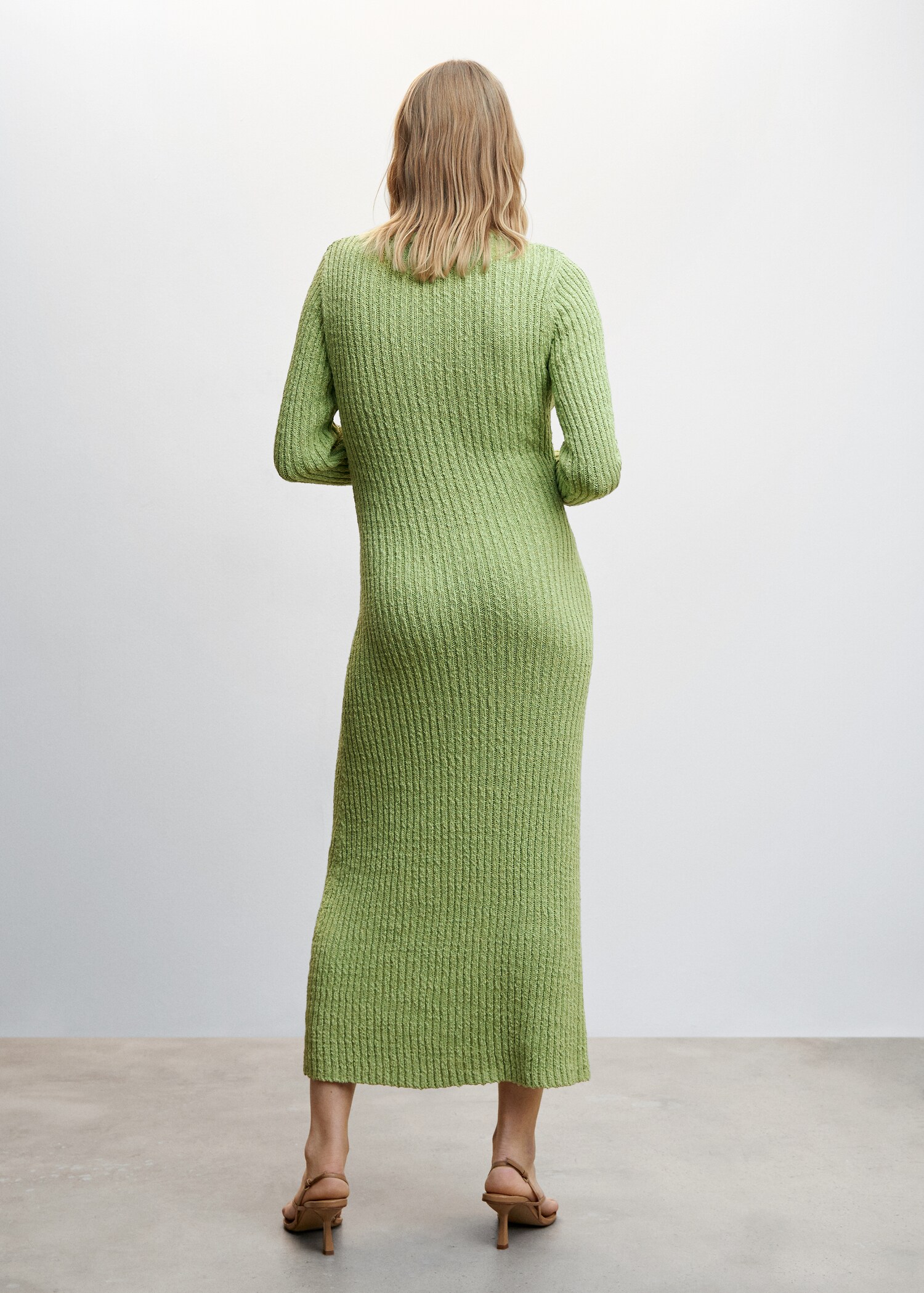 Langes Kleid mit Rippstruktur - Rückseite des Artikels