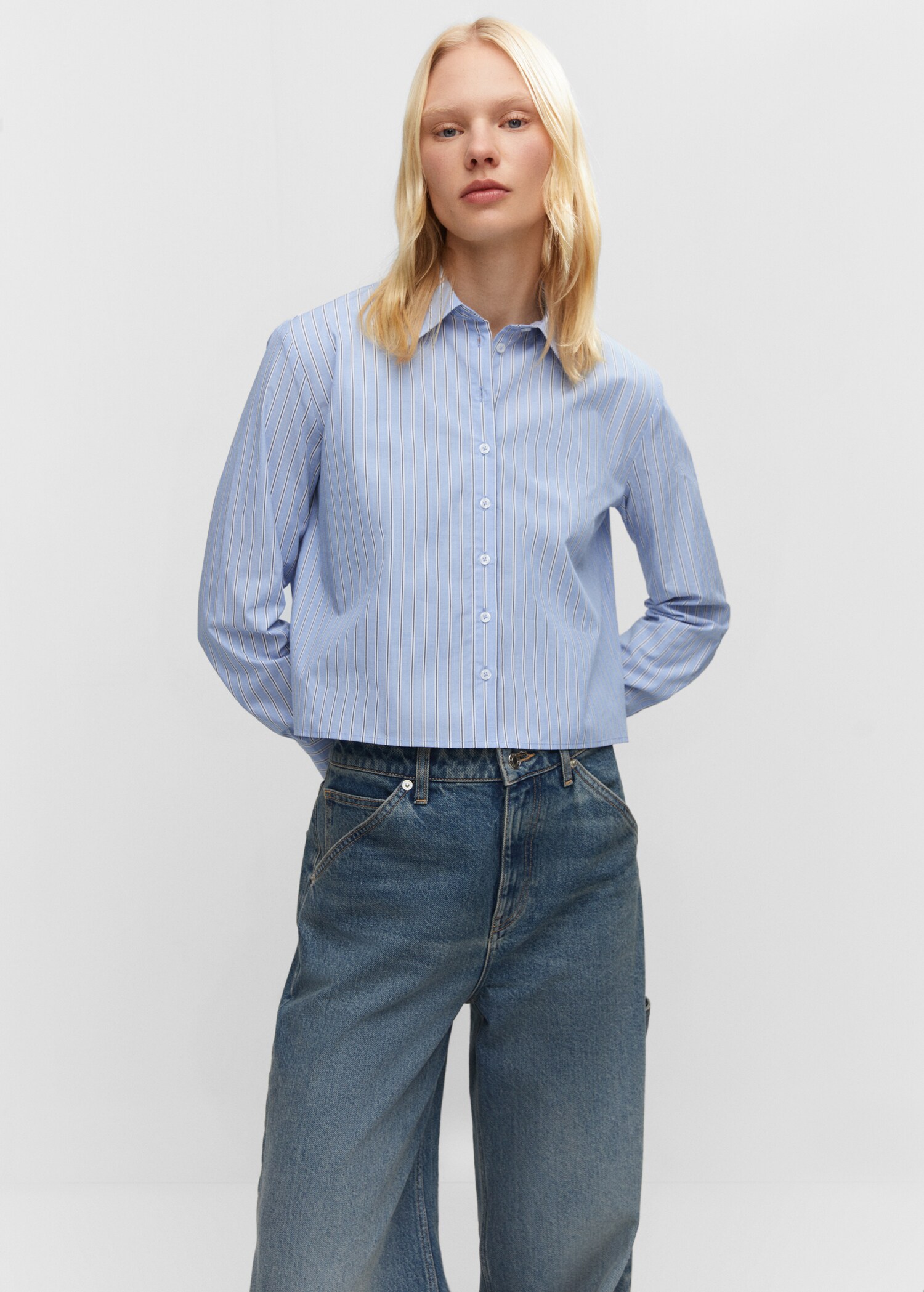 Camisa cropped às riscas - Plano médio