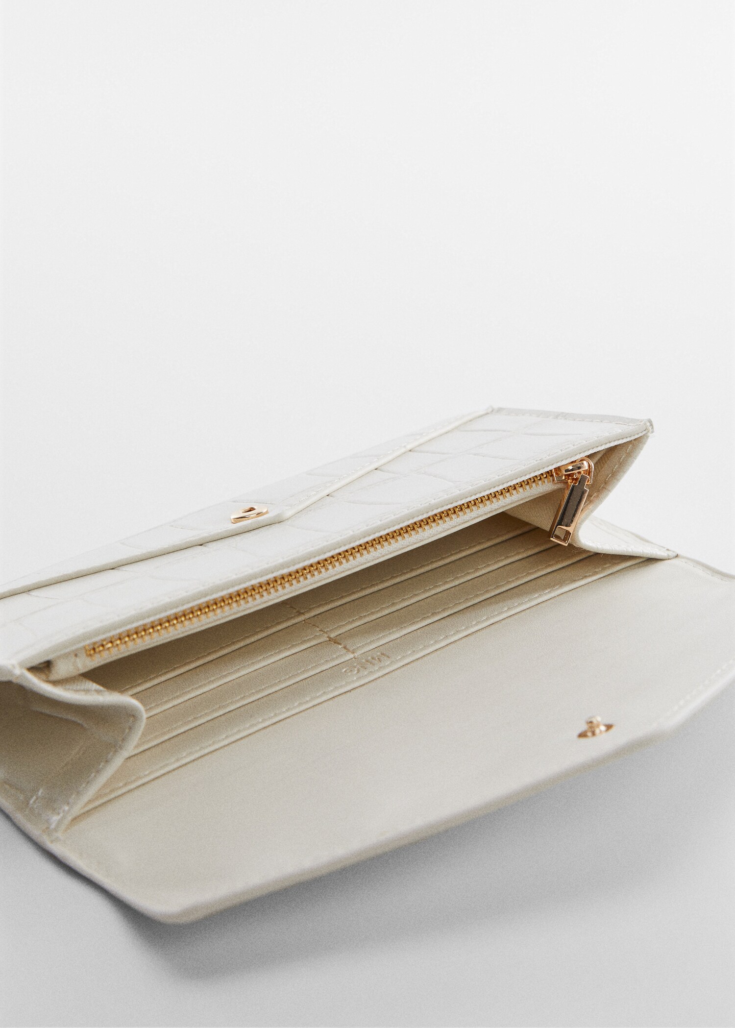 Crocodrile wallet with flap - Details of the article 1