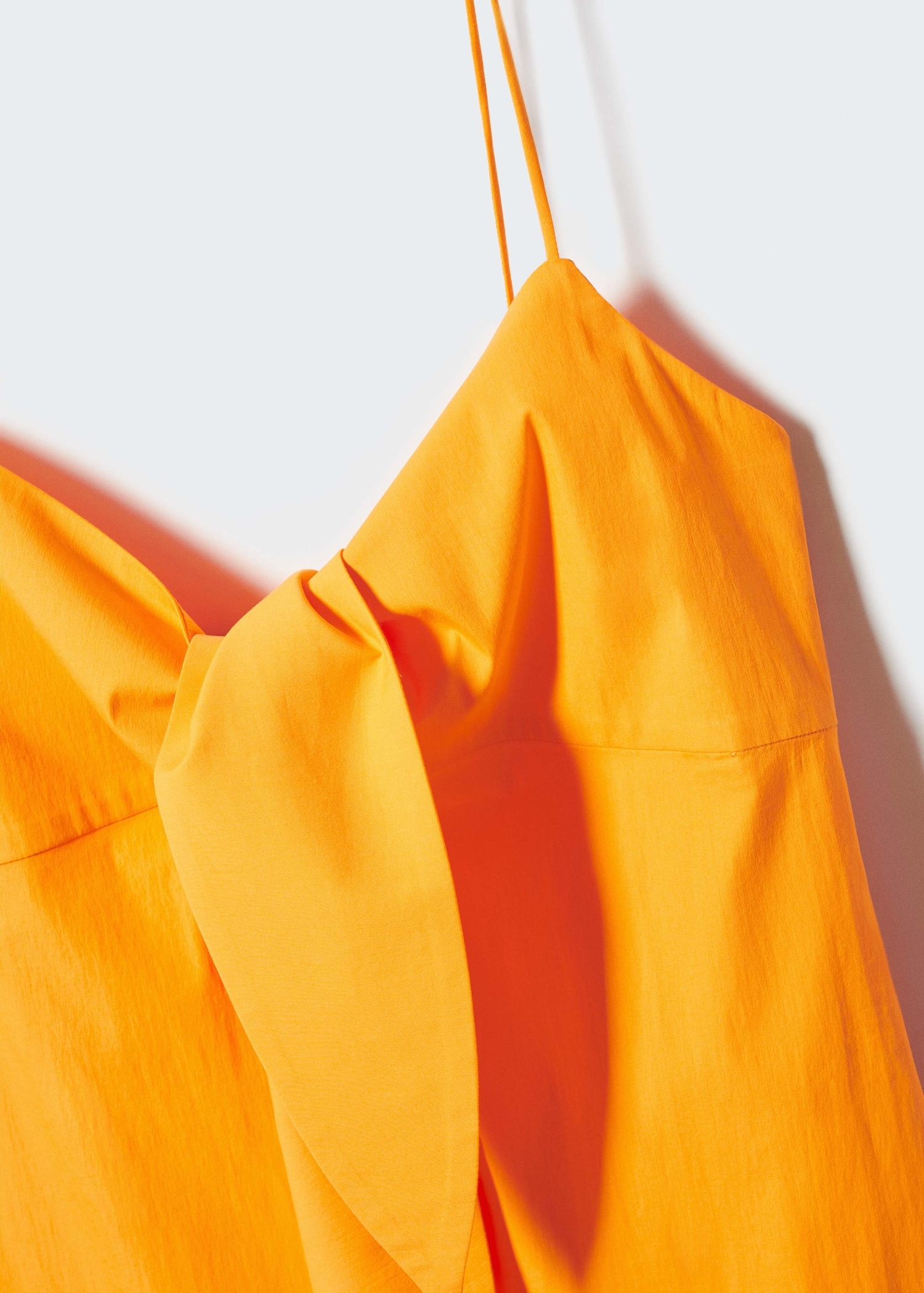 Trägerkleid mit Knoten-Ausschnitt - Detail des Artikels 8