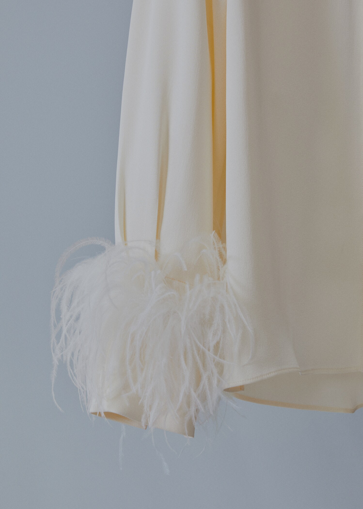 Camisa satinada detalle plumas - Detalle del artículo 8
