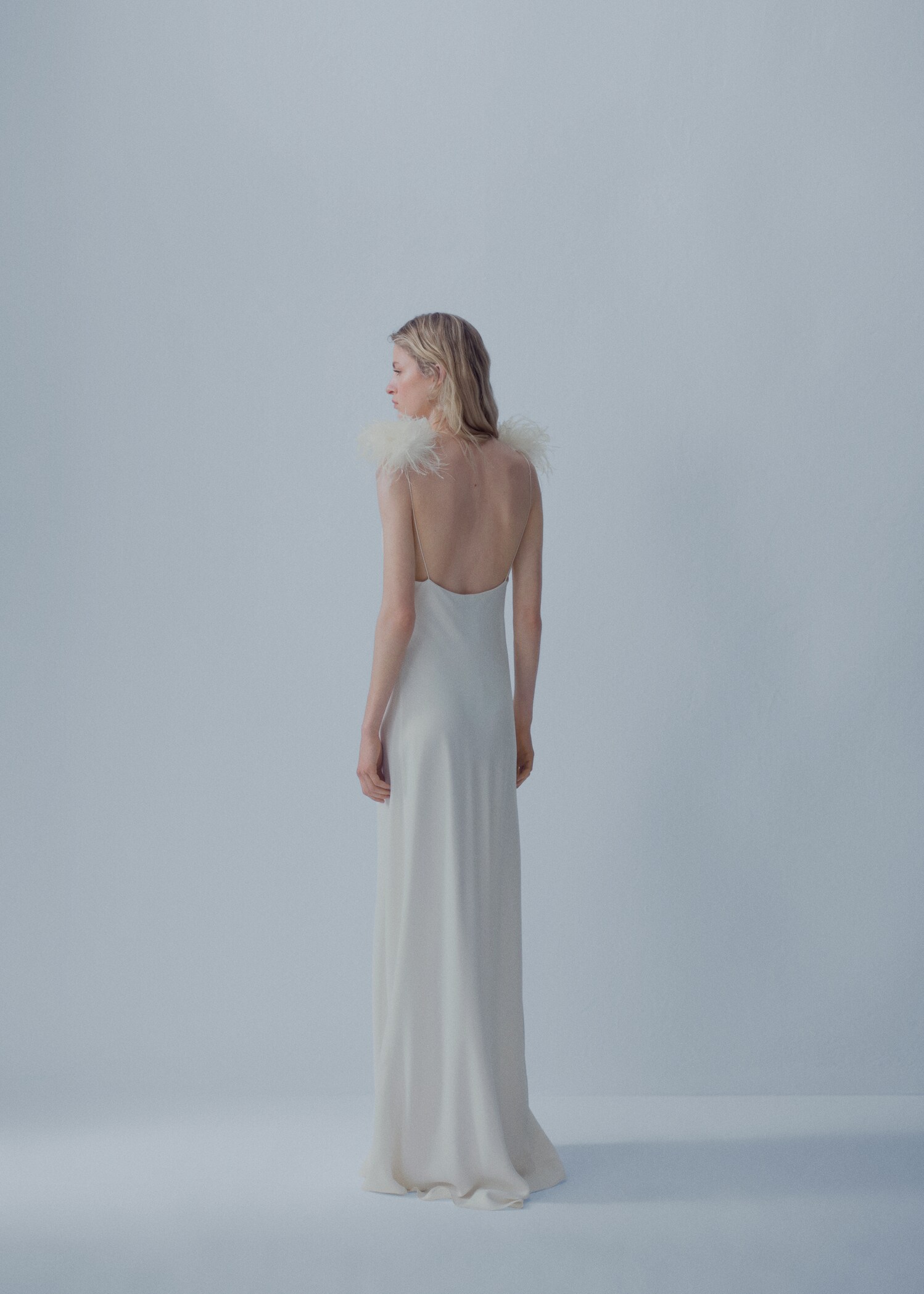 Vestido com estilo de lingerie e pormenor de penas - Verso do artigo