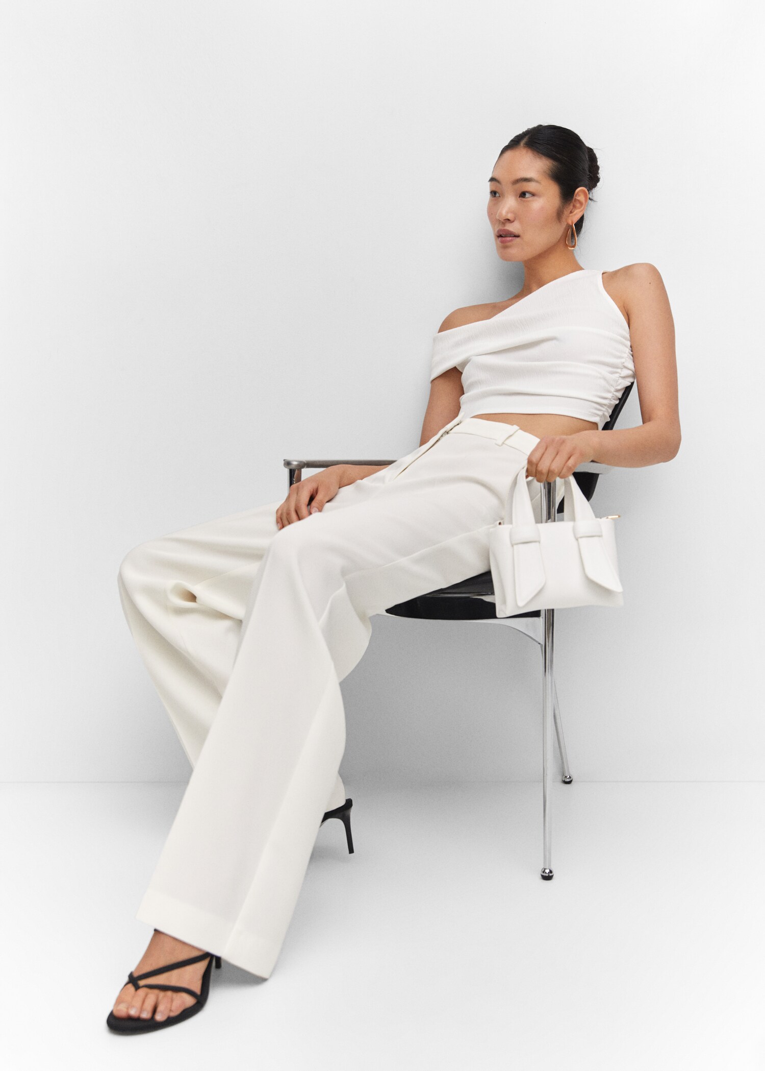 Asymmetrical textured top - Details of the article 2
