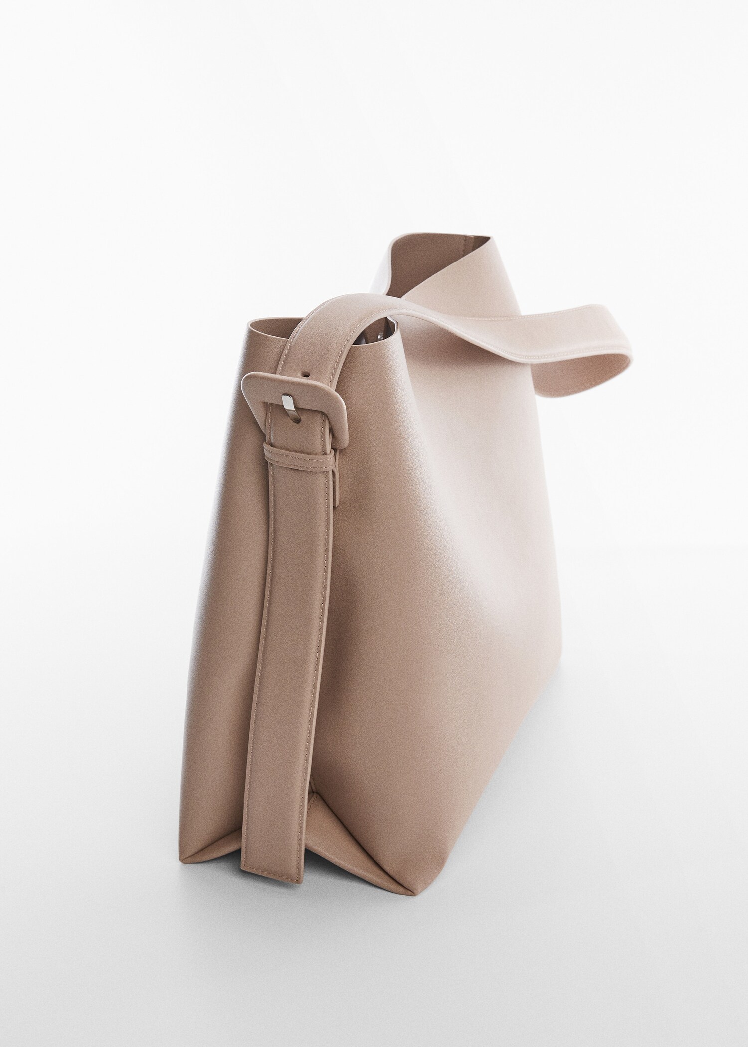 Bolso shopper detalle hebilla - Plano medio