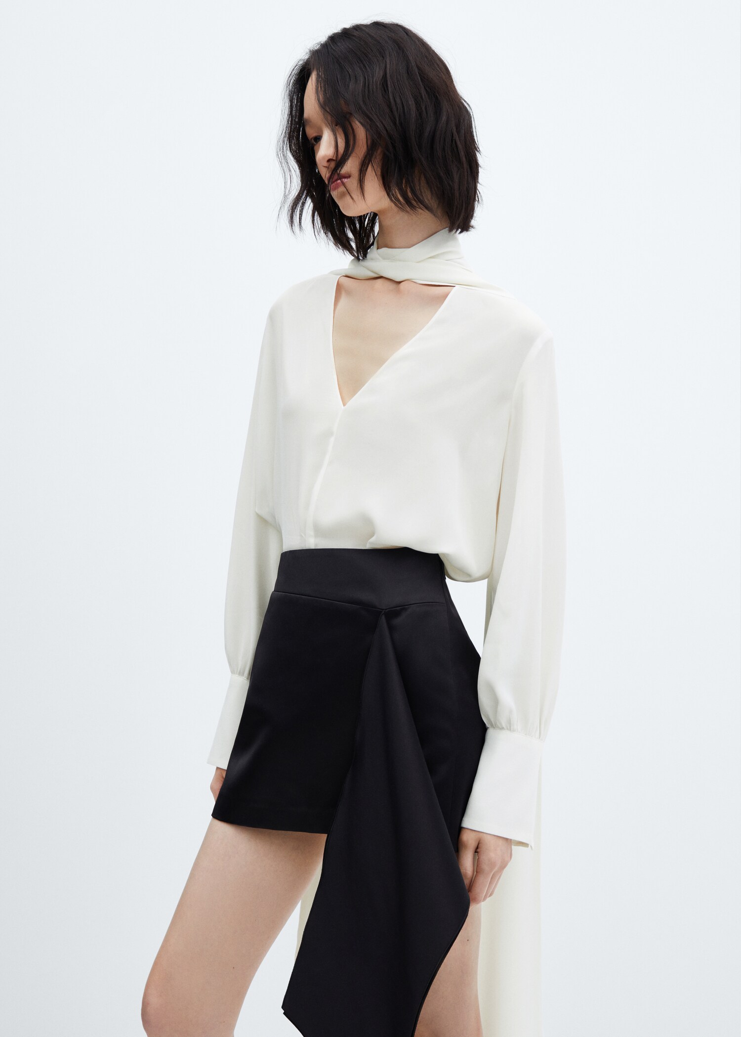 Blusa lazo cuello - Plano medio