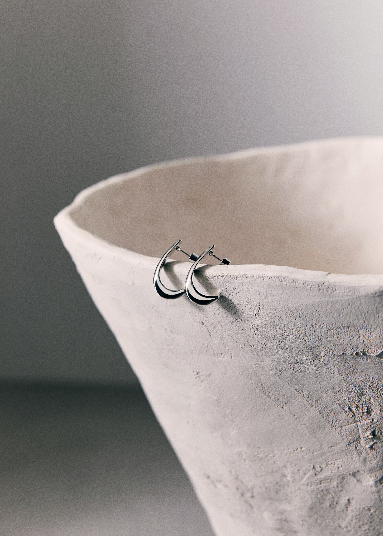 Oval hoop earrings - Details of the article 9