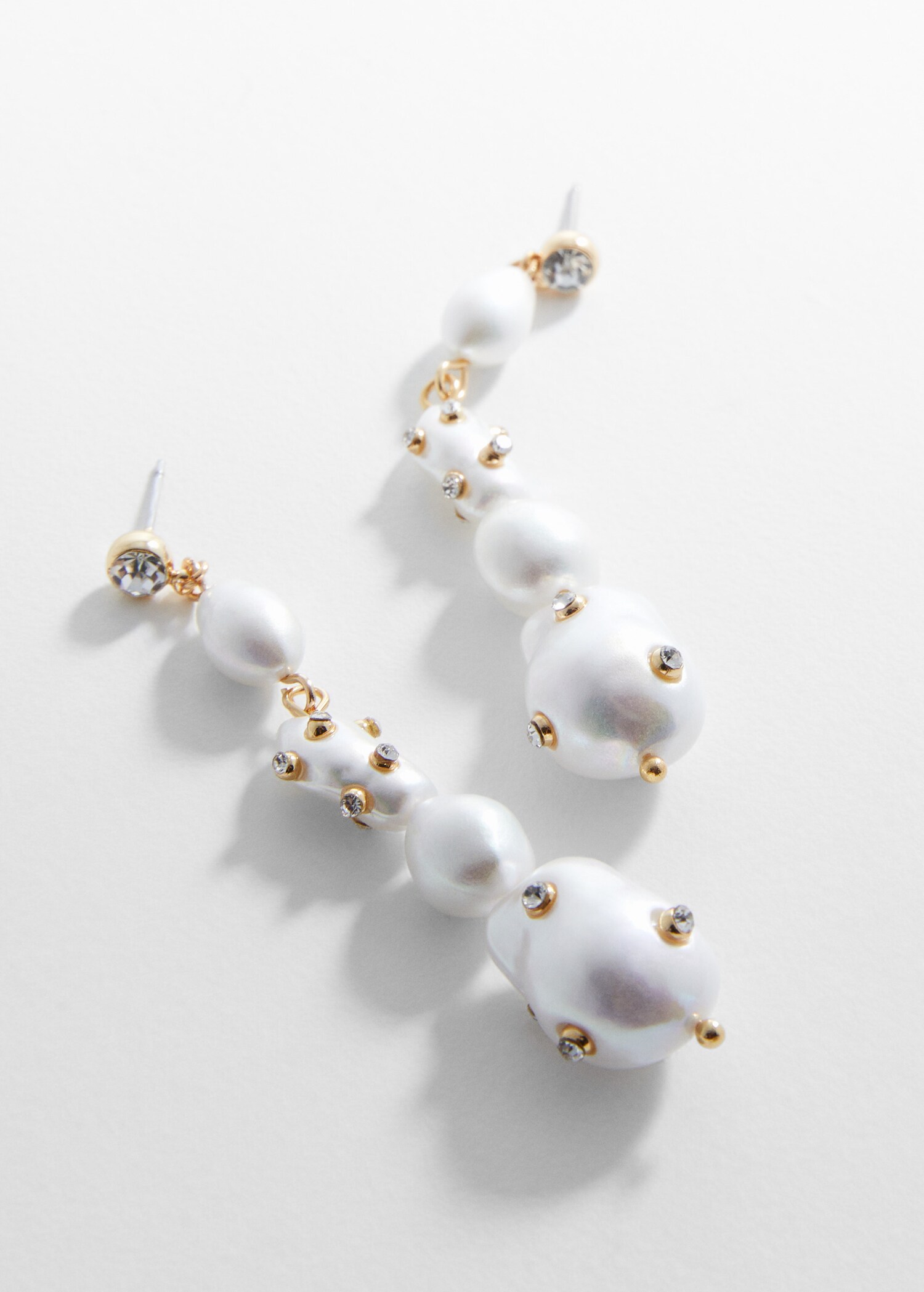 Boucles d'oreilles perles détail strass - Plan moyen