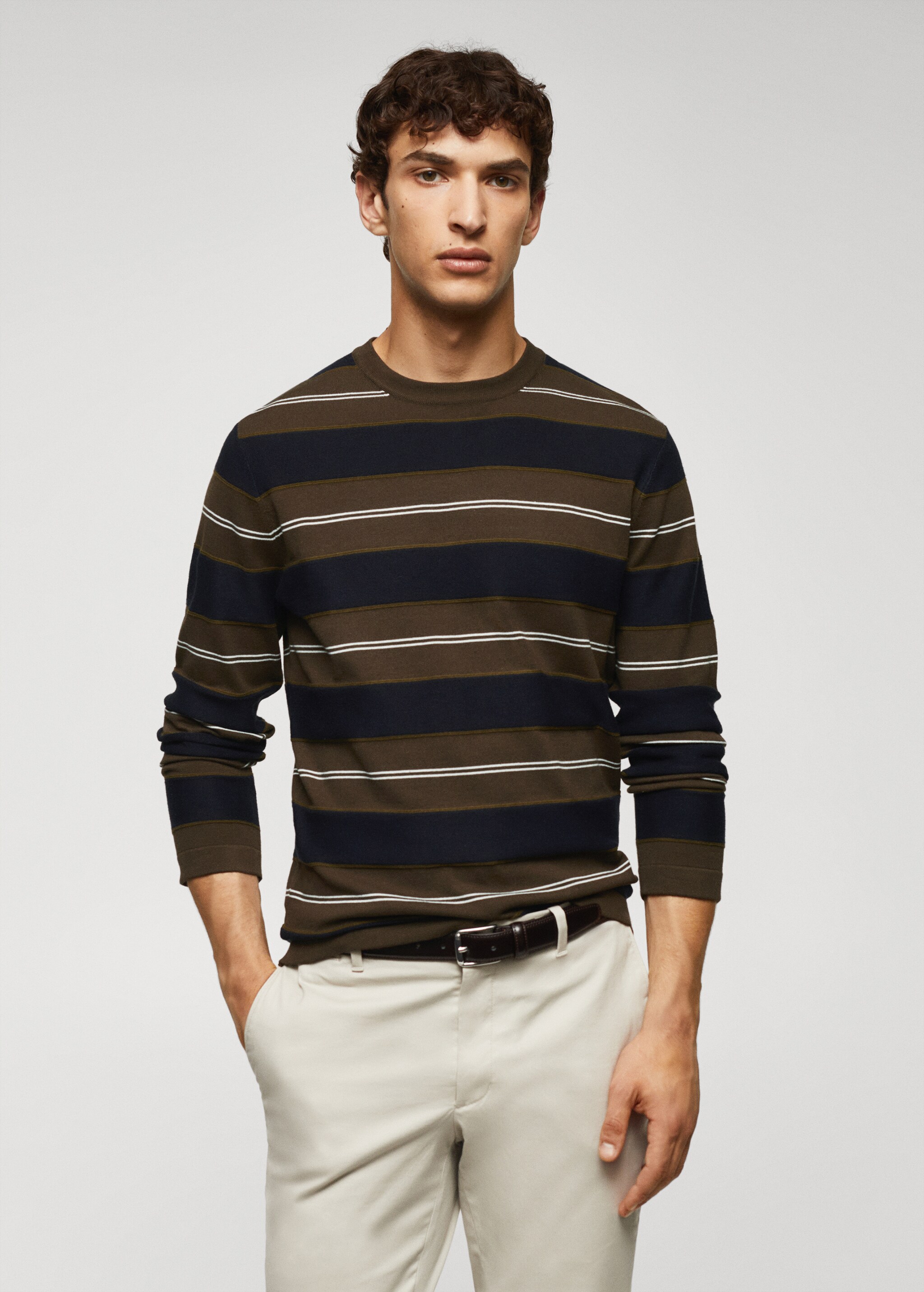 Sweter w paski z cienkiej dzianiny - Plan średni