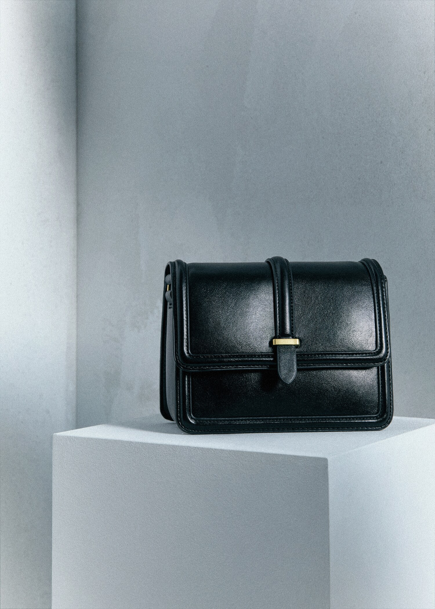 Crossbody bag with flap - Details of the article 9