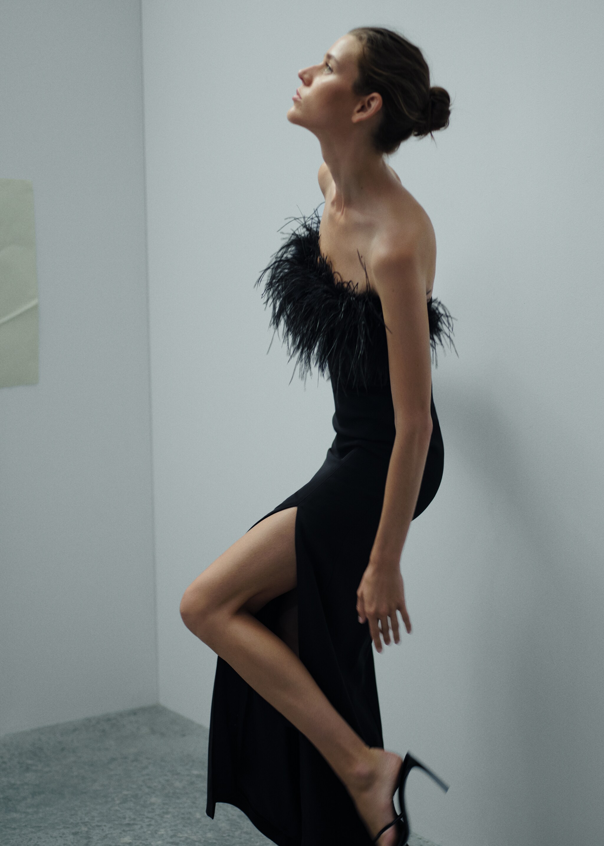 Strapless dress with feather detail - Details of the article 1