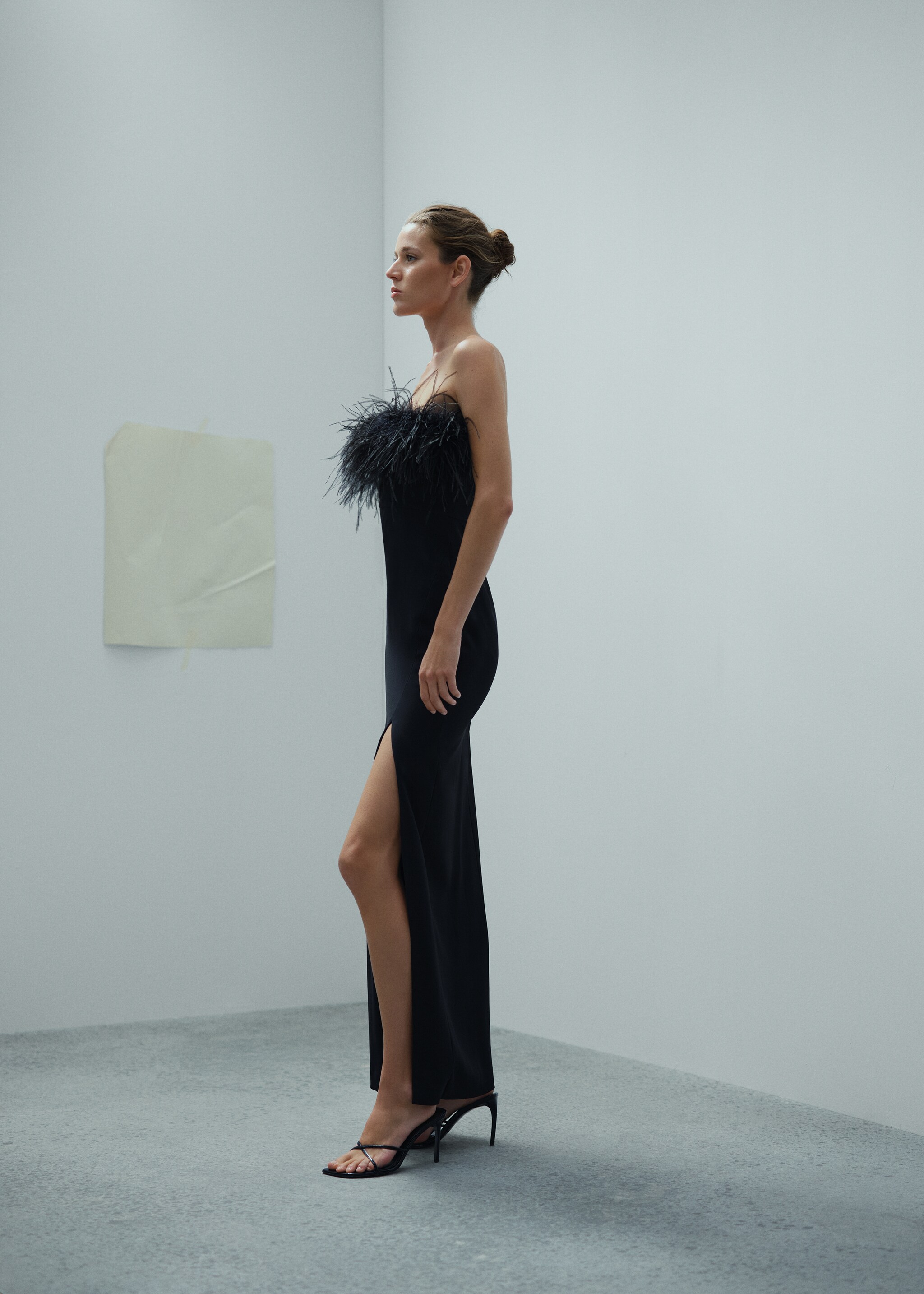 Strapless dress with feather detail - Details of the article 2