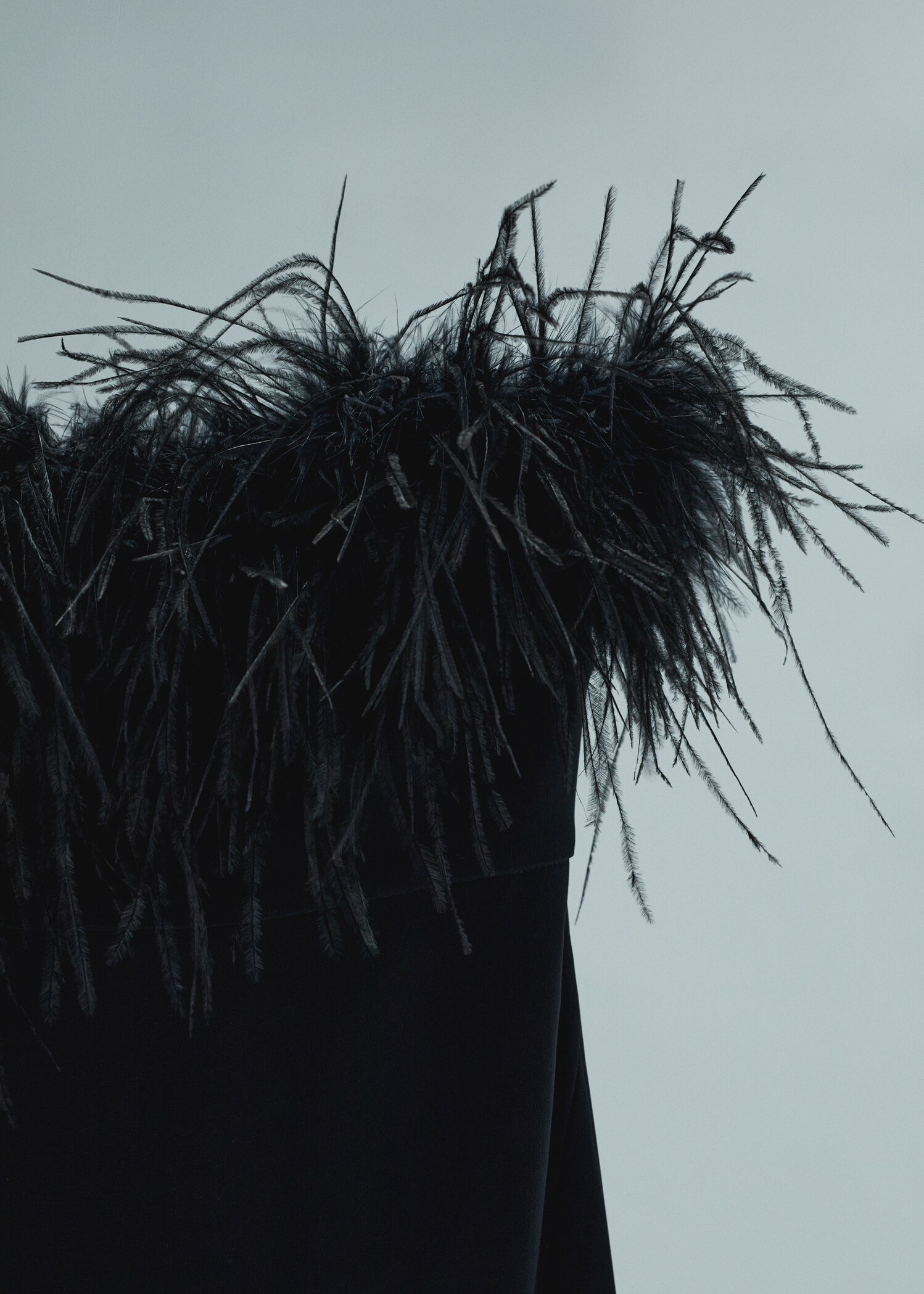 Vestido palabra de honor detalle plumas - Detalle del artículo 8