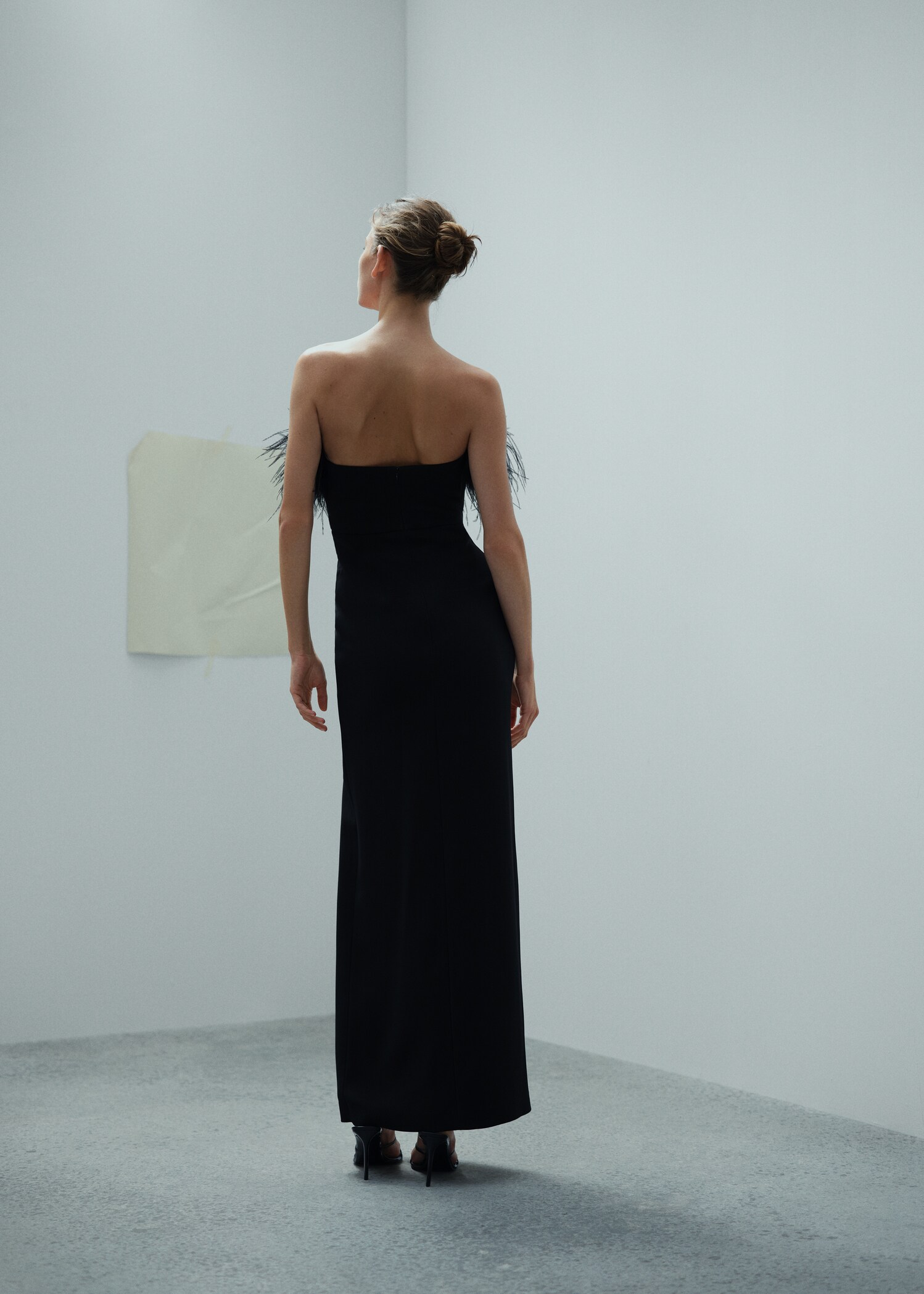Vestido palabra de honor detalle plumas - Reverso del artículo