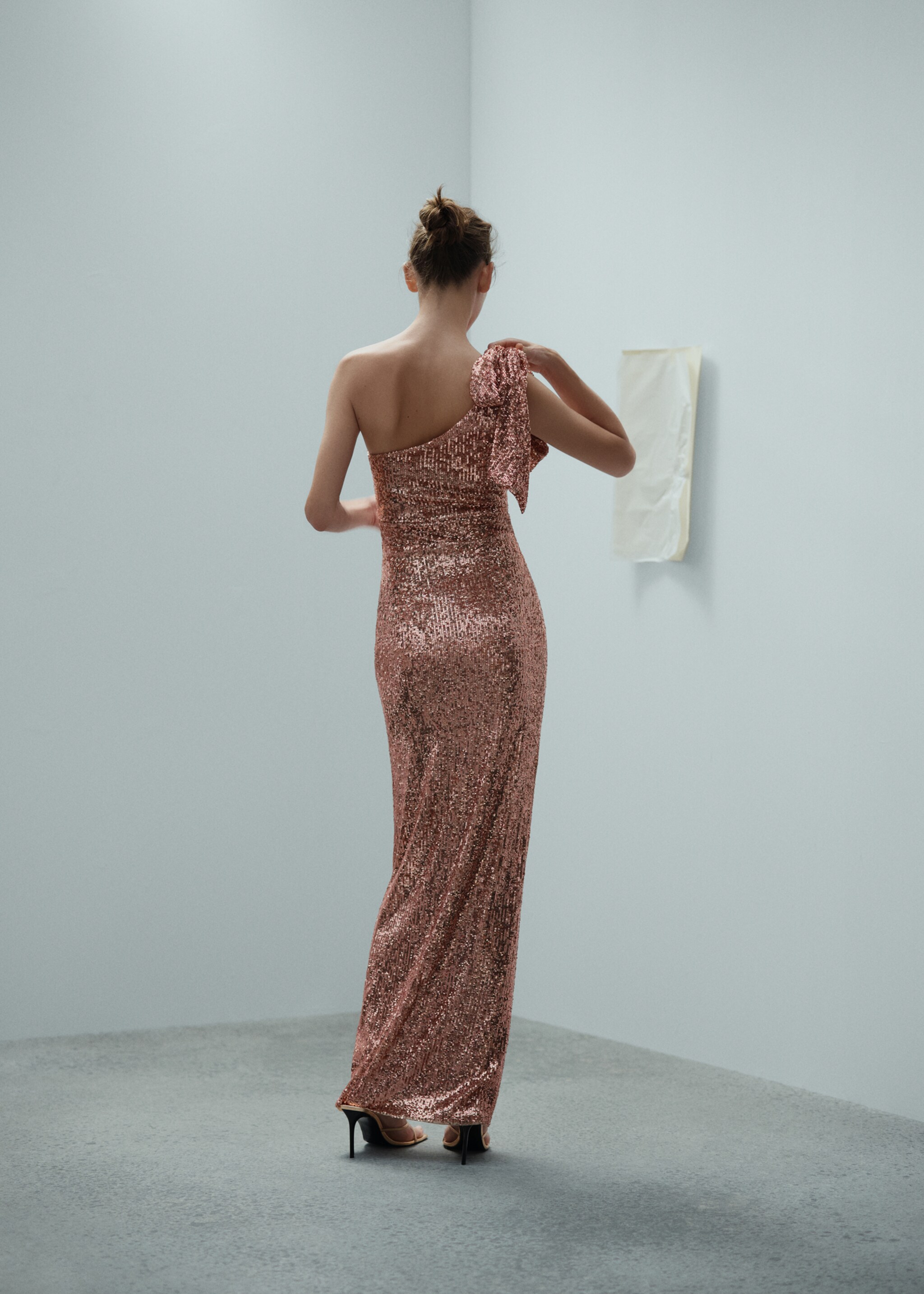 Asymmetrical sequin dress with bow - Reverse of the article