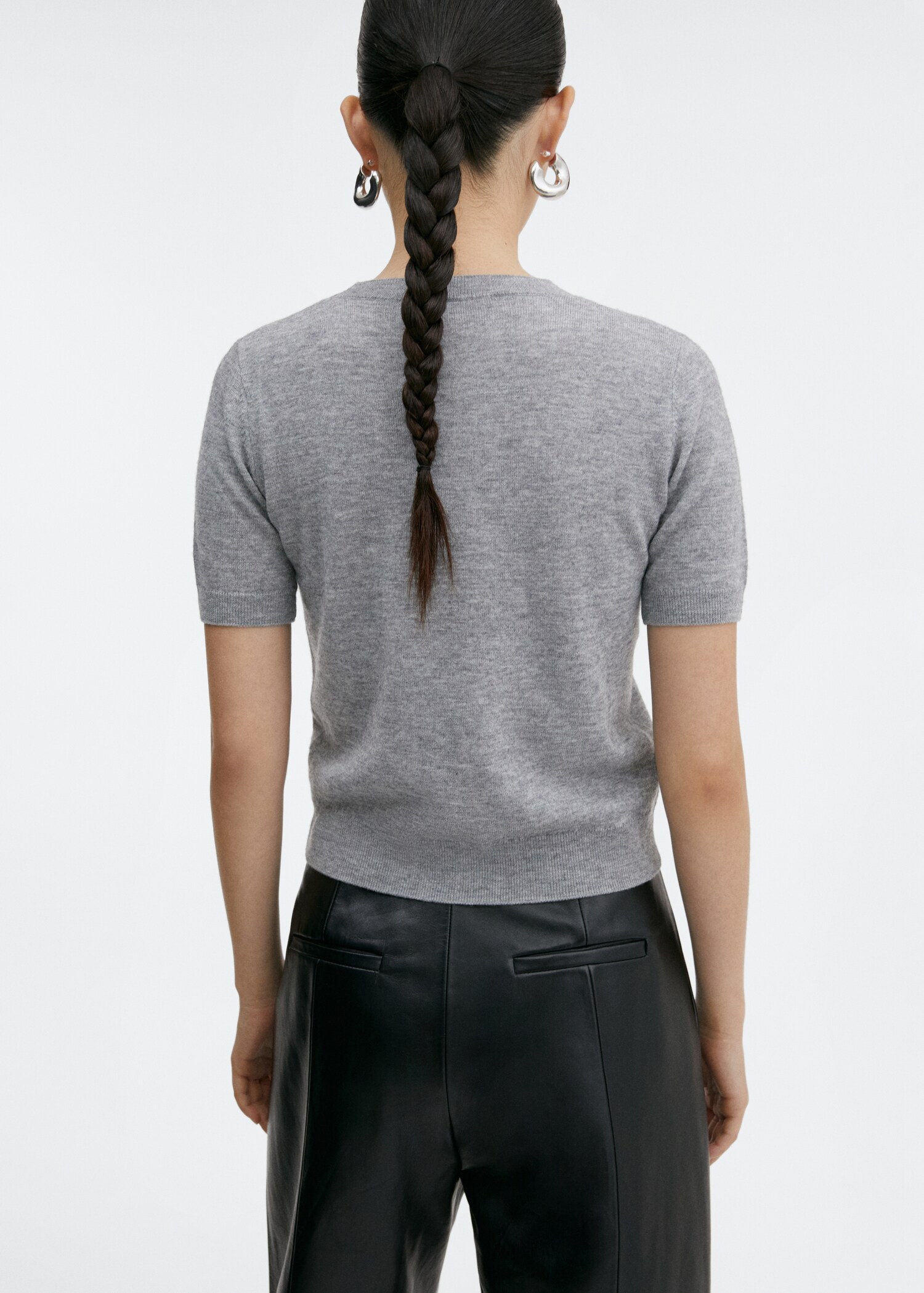 Short-sleeved wool sweater - Reverse of the article