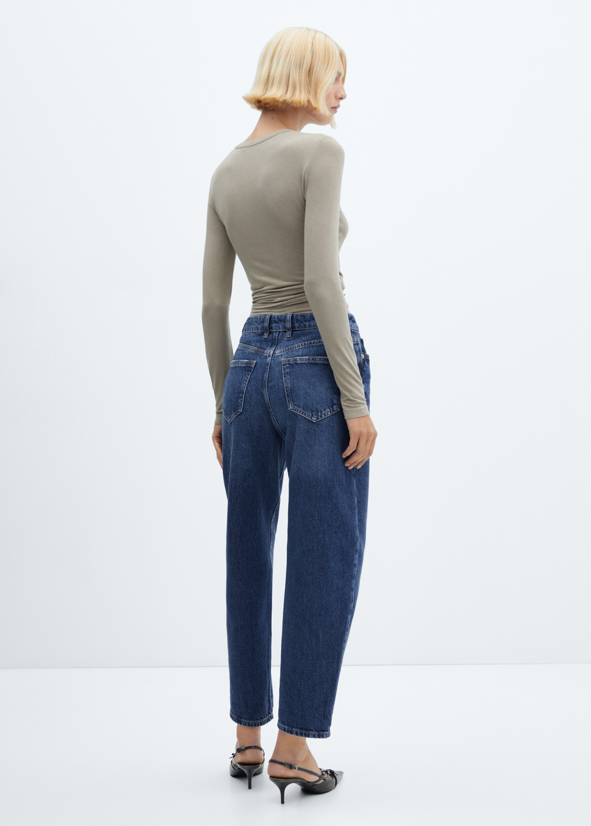 High-waist slouchy jeans - Reverse of the article