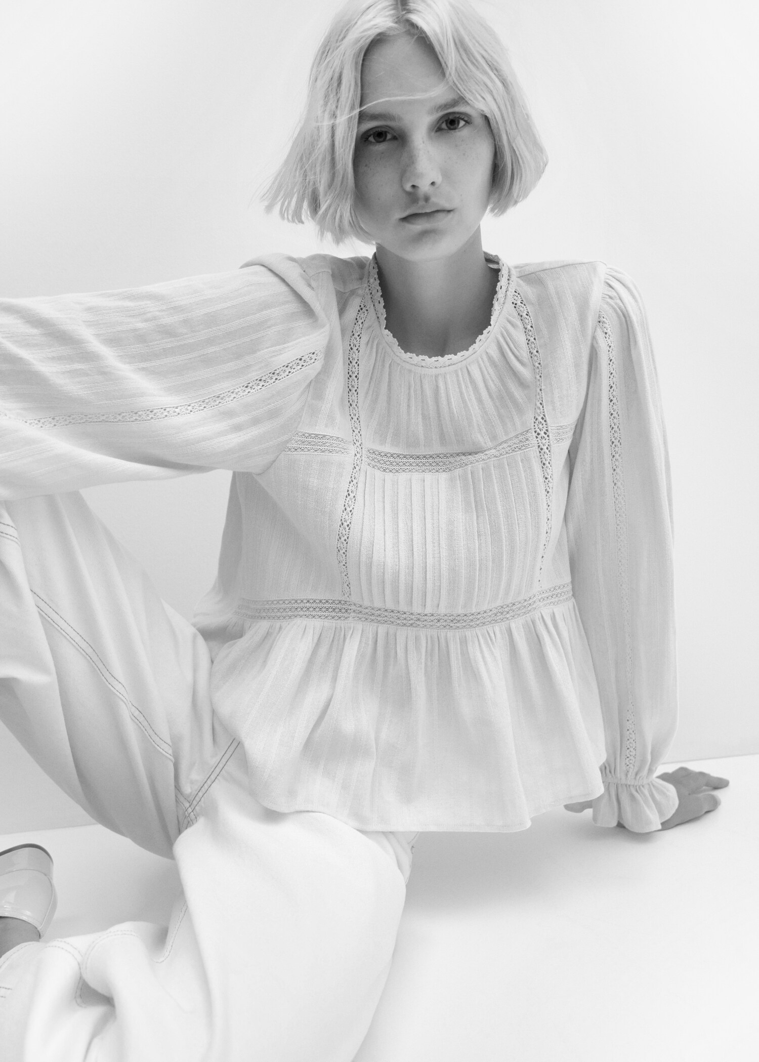 Embroidered blouse with puffed sleeves - Details of the article 2