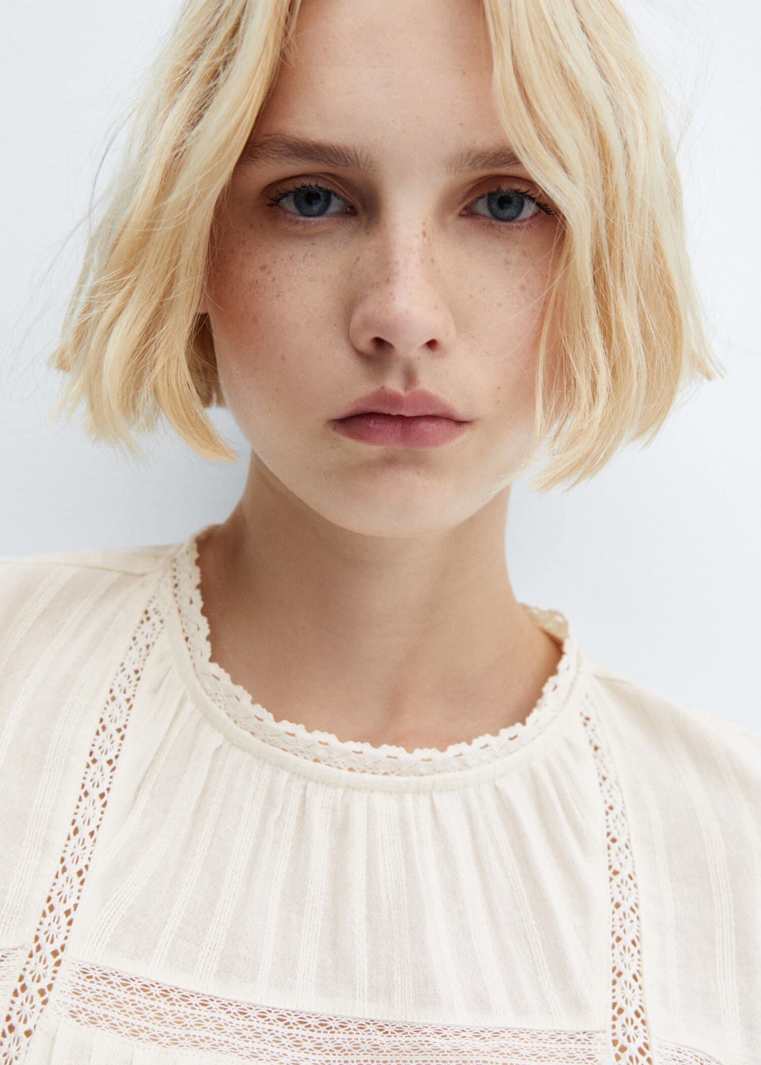 Embroidered blouse with puffed sleeves - Details of the article 6