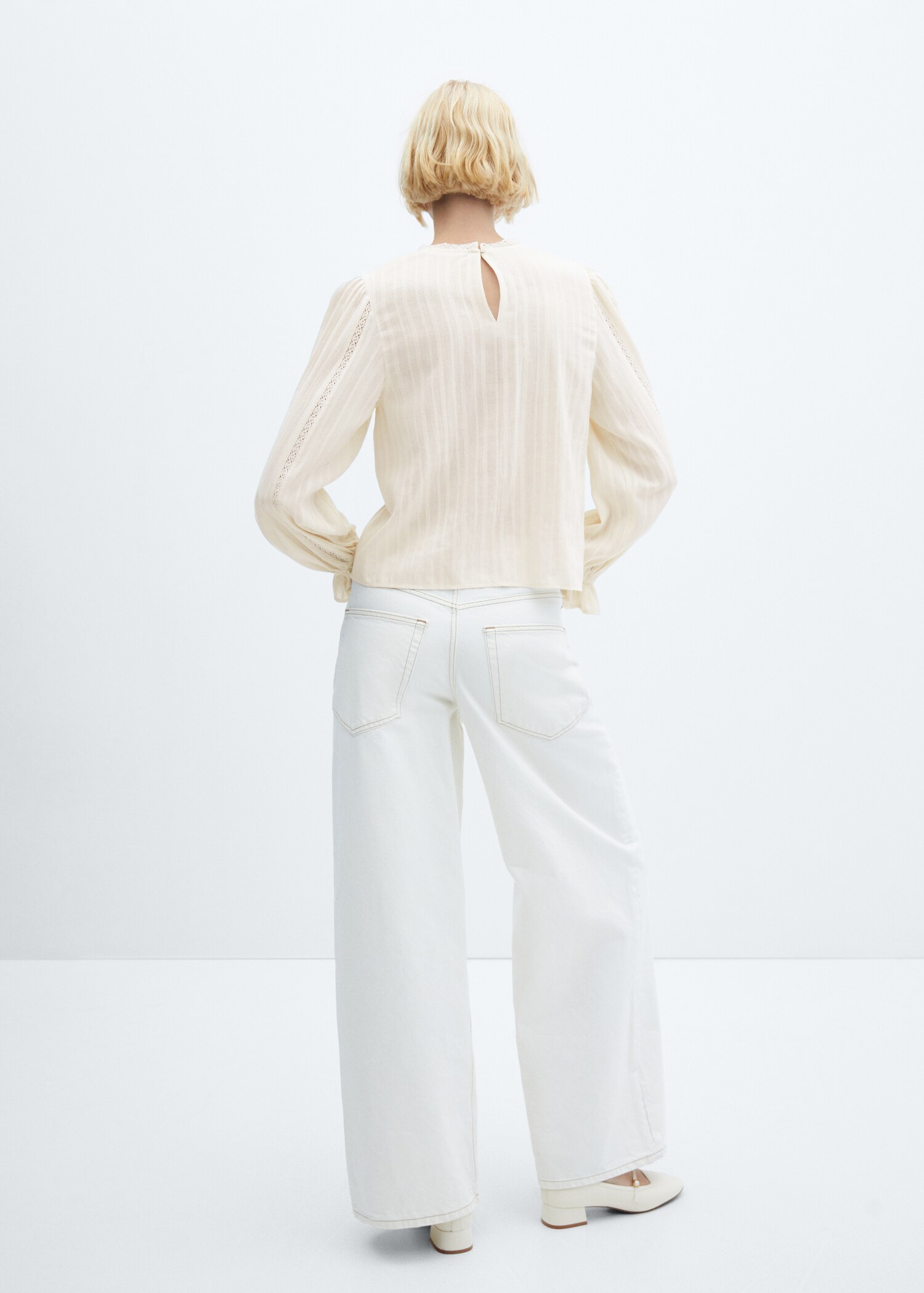 Embroidered blouse with puffed sleeves - Reverse of the article