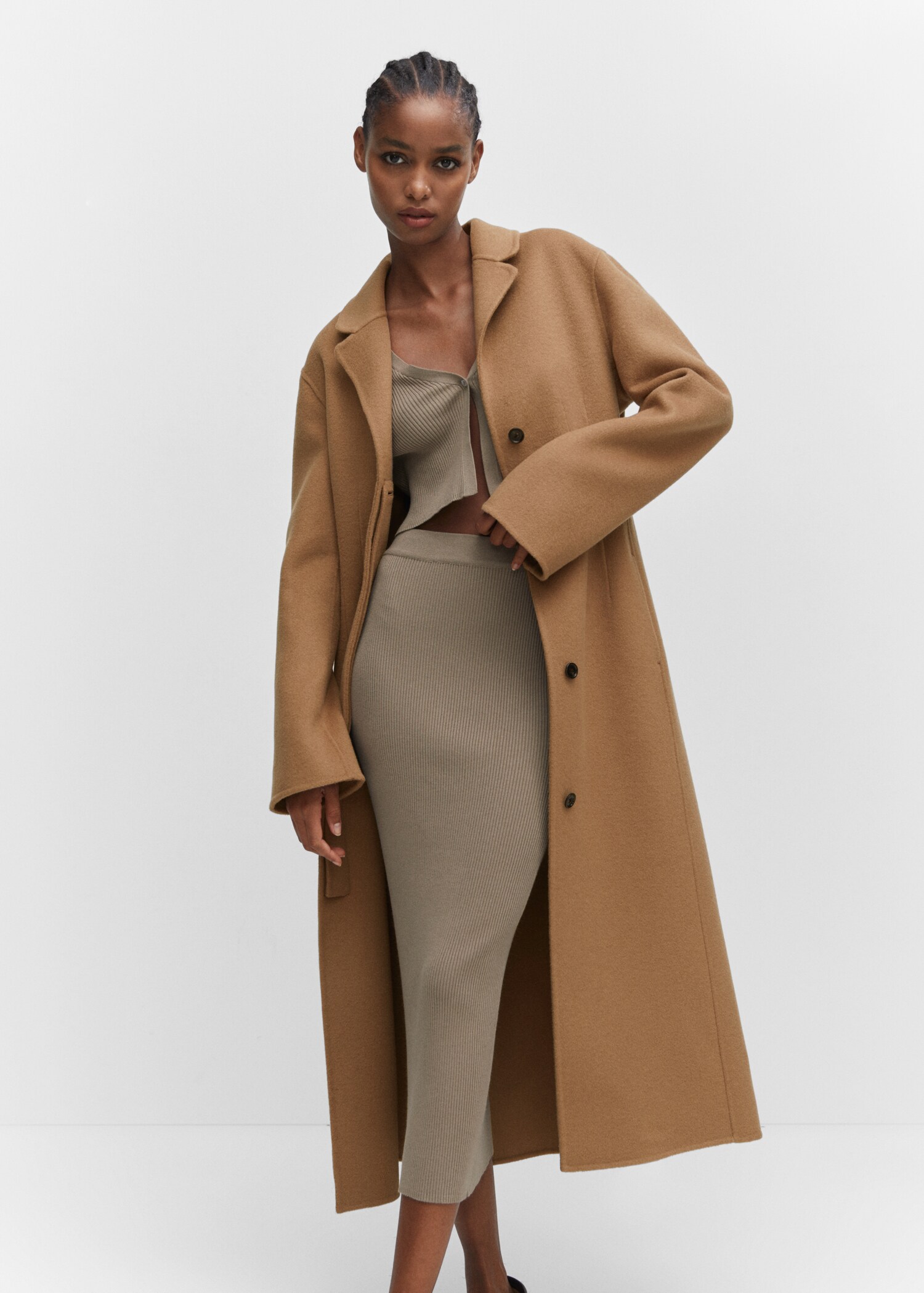 Manteau laine fait main oversize - Plan moyen