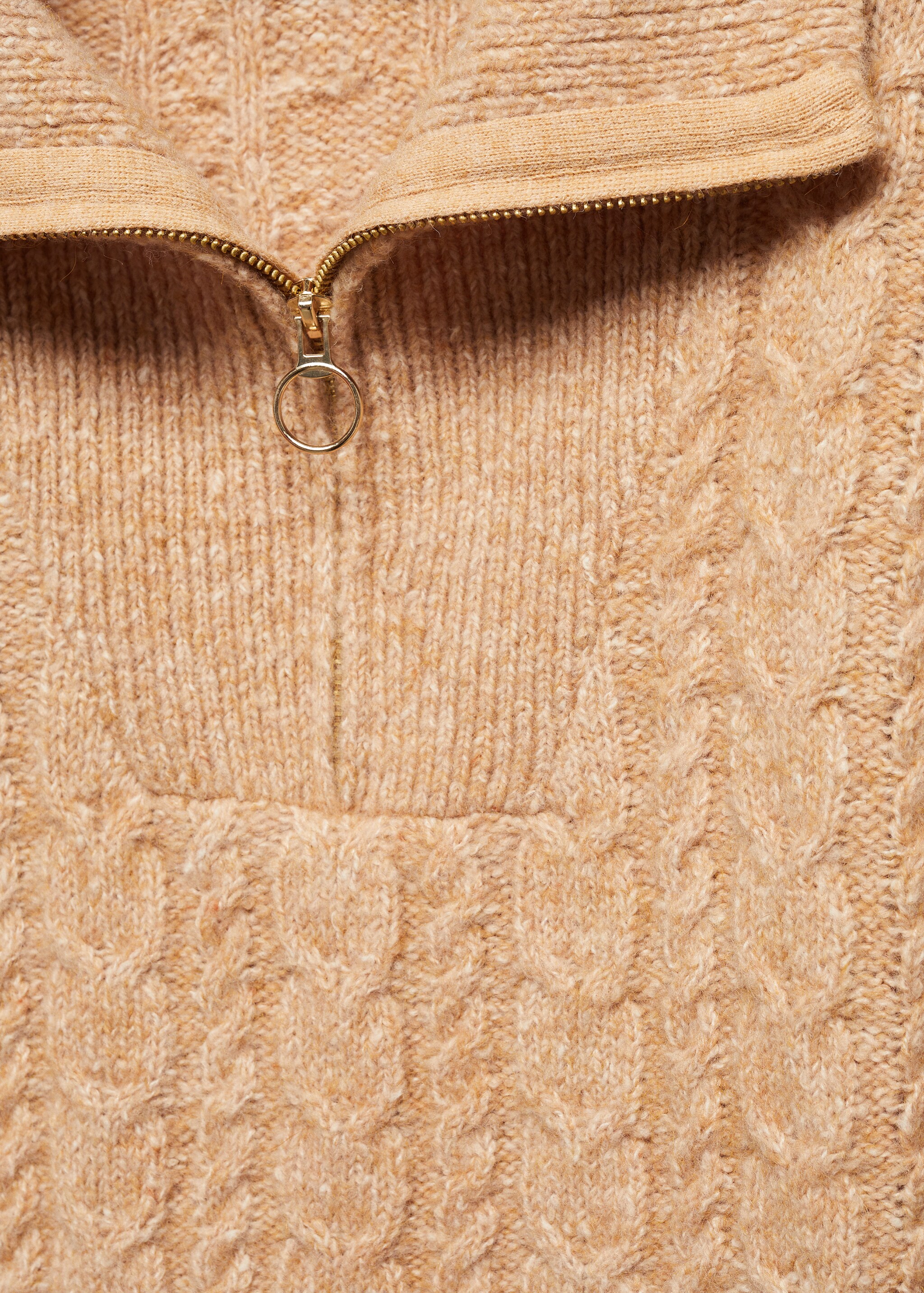 Sweter z warkoczami i dekoracyjnymi szwami - Szczegóły artykułu 8