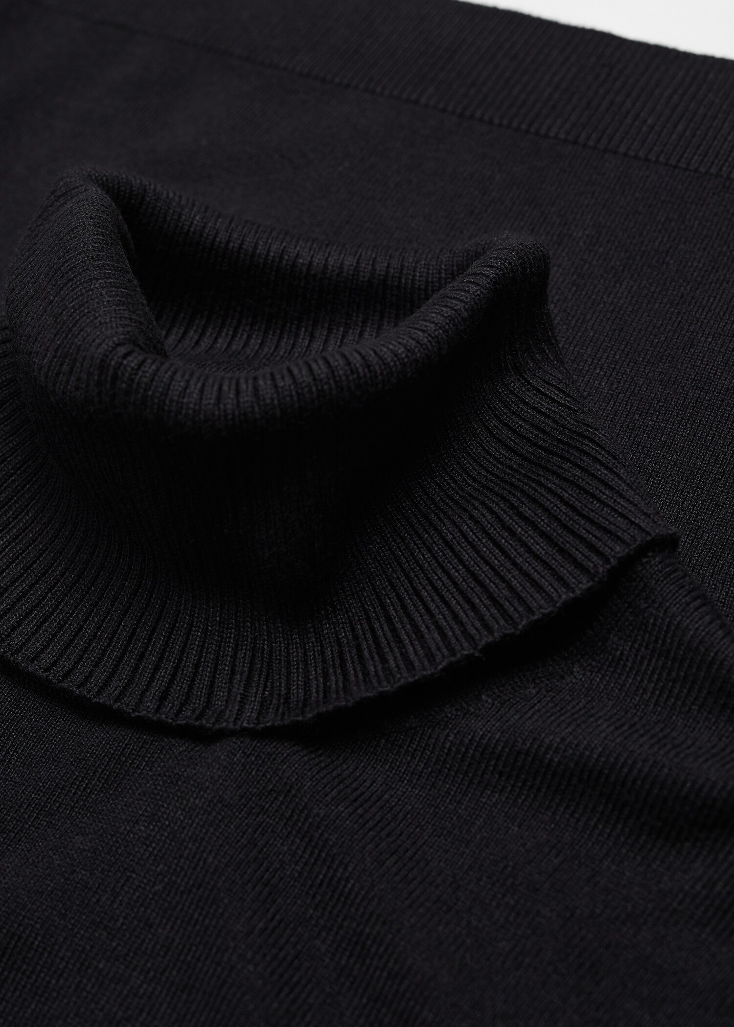 Fine-knit turtleneck sweater - Details of the article 8