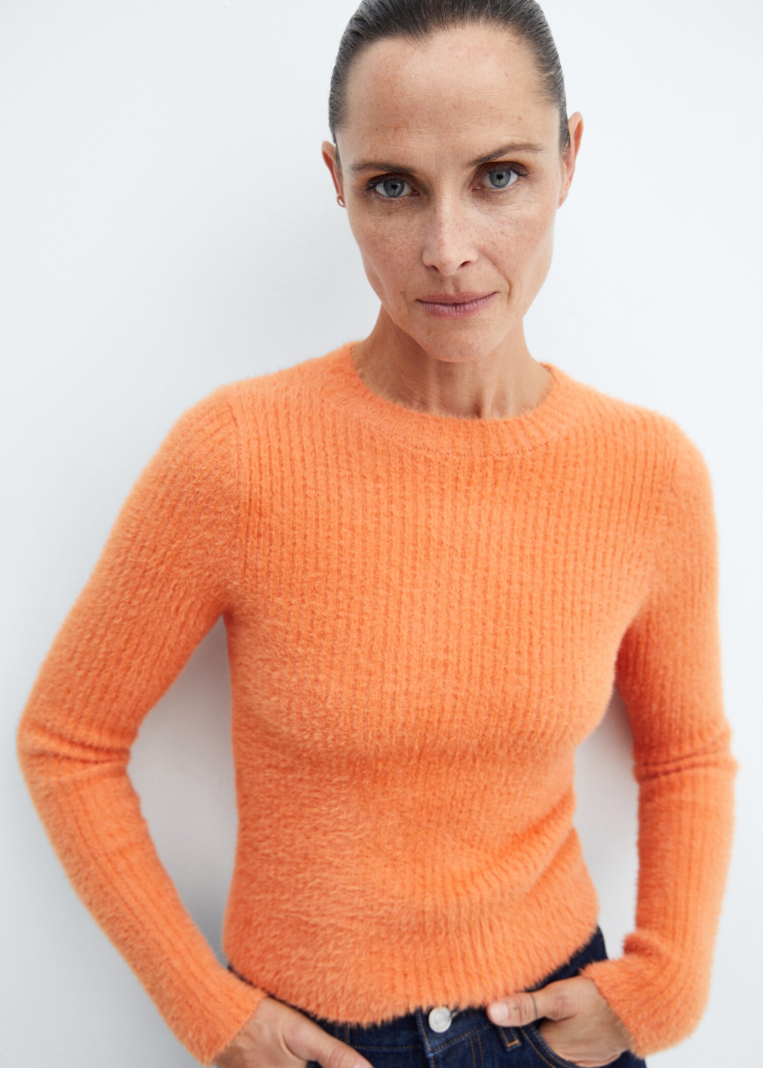 Kunstfell-Pullover mit Rippmuster - Mittlere Ansicht