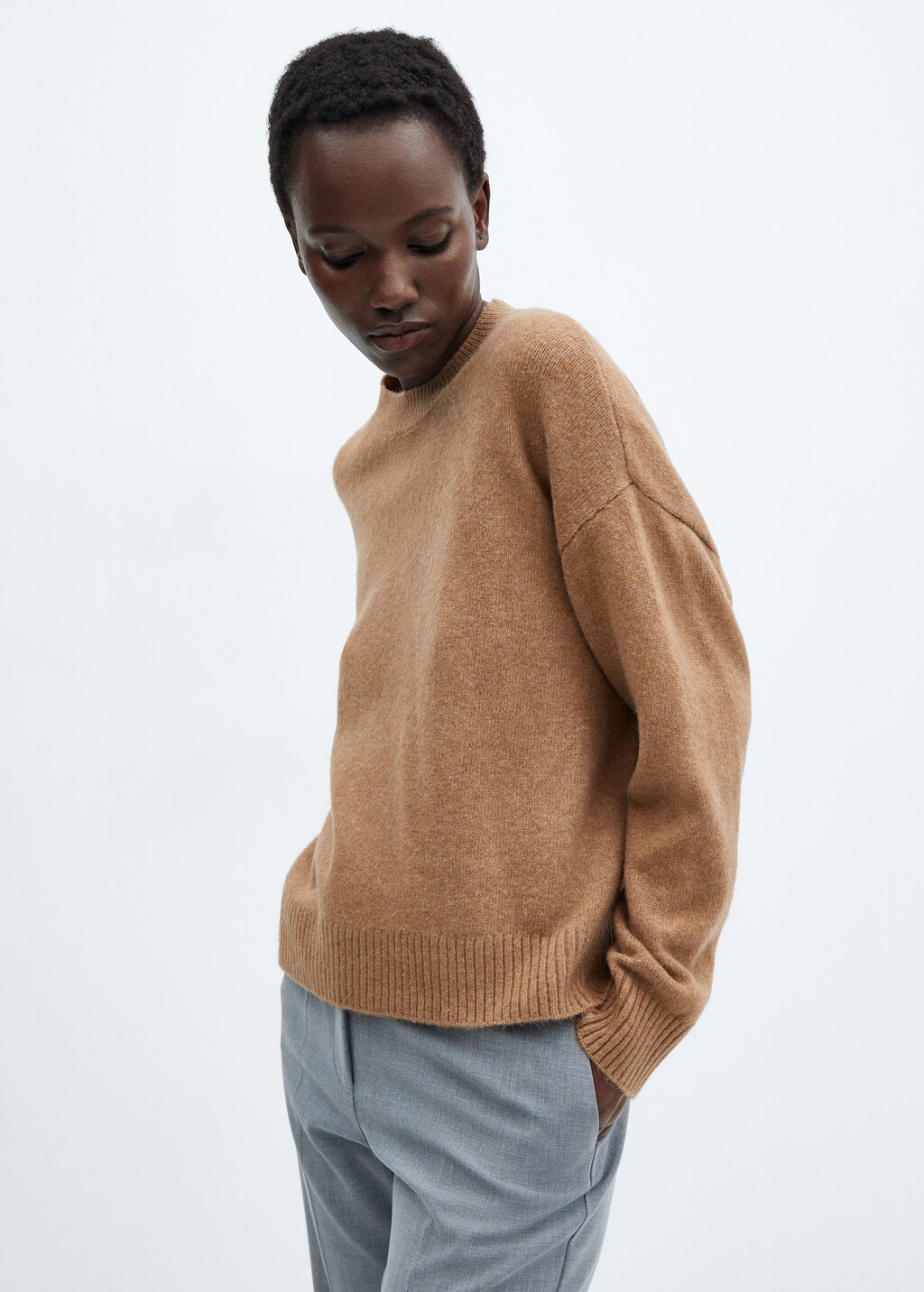 Round-neck knitted sweater