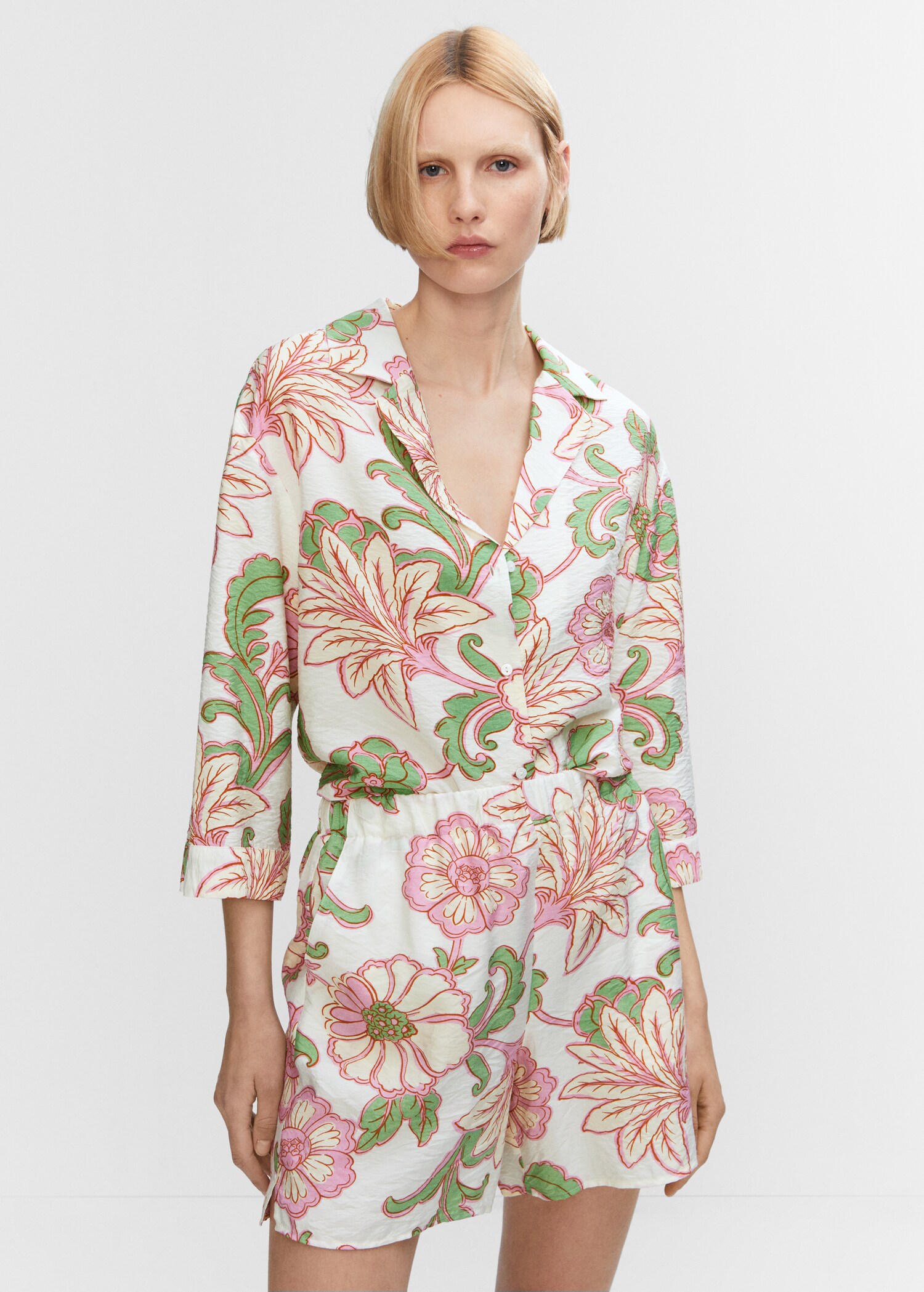 Short à fleurs - Plan moyen