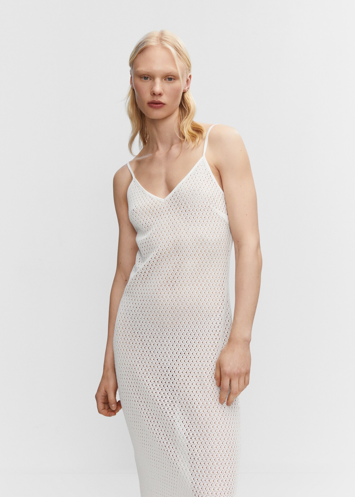 Robe longue maille ajourée - Plan moyen