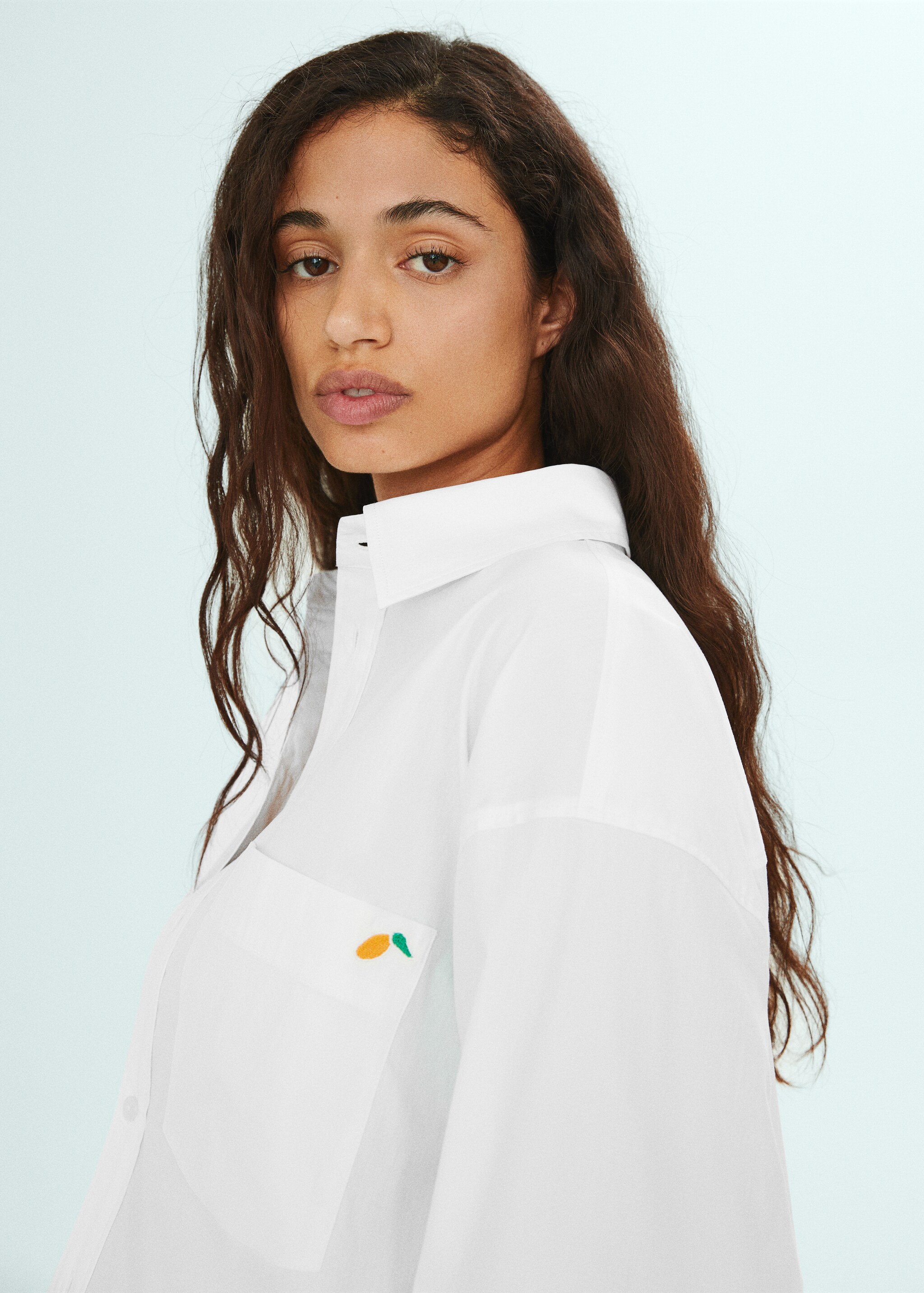Oversized shirt with embroidered detail - Details of the article 1