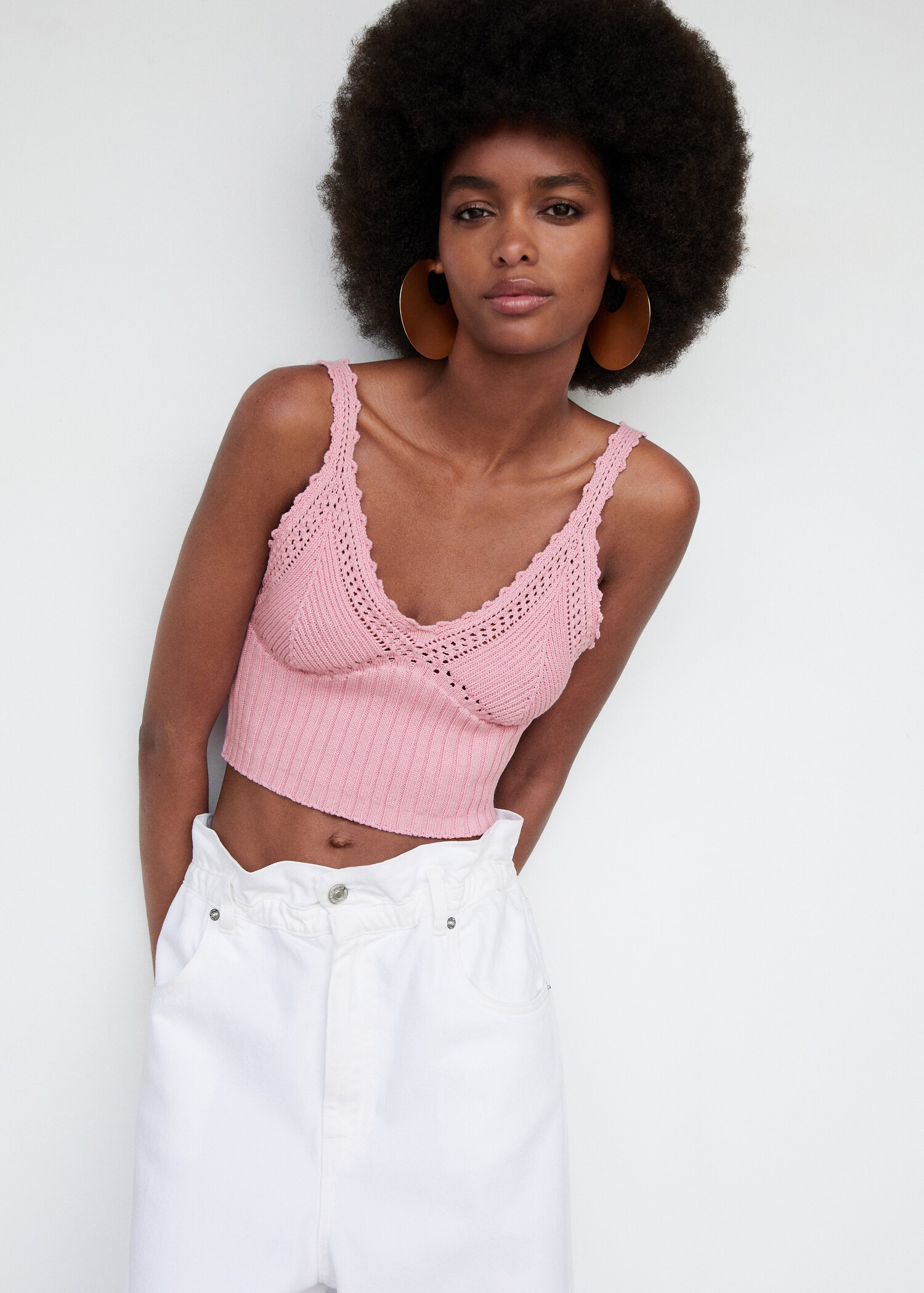 Top cropped din tricot - Plan mediu