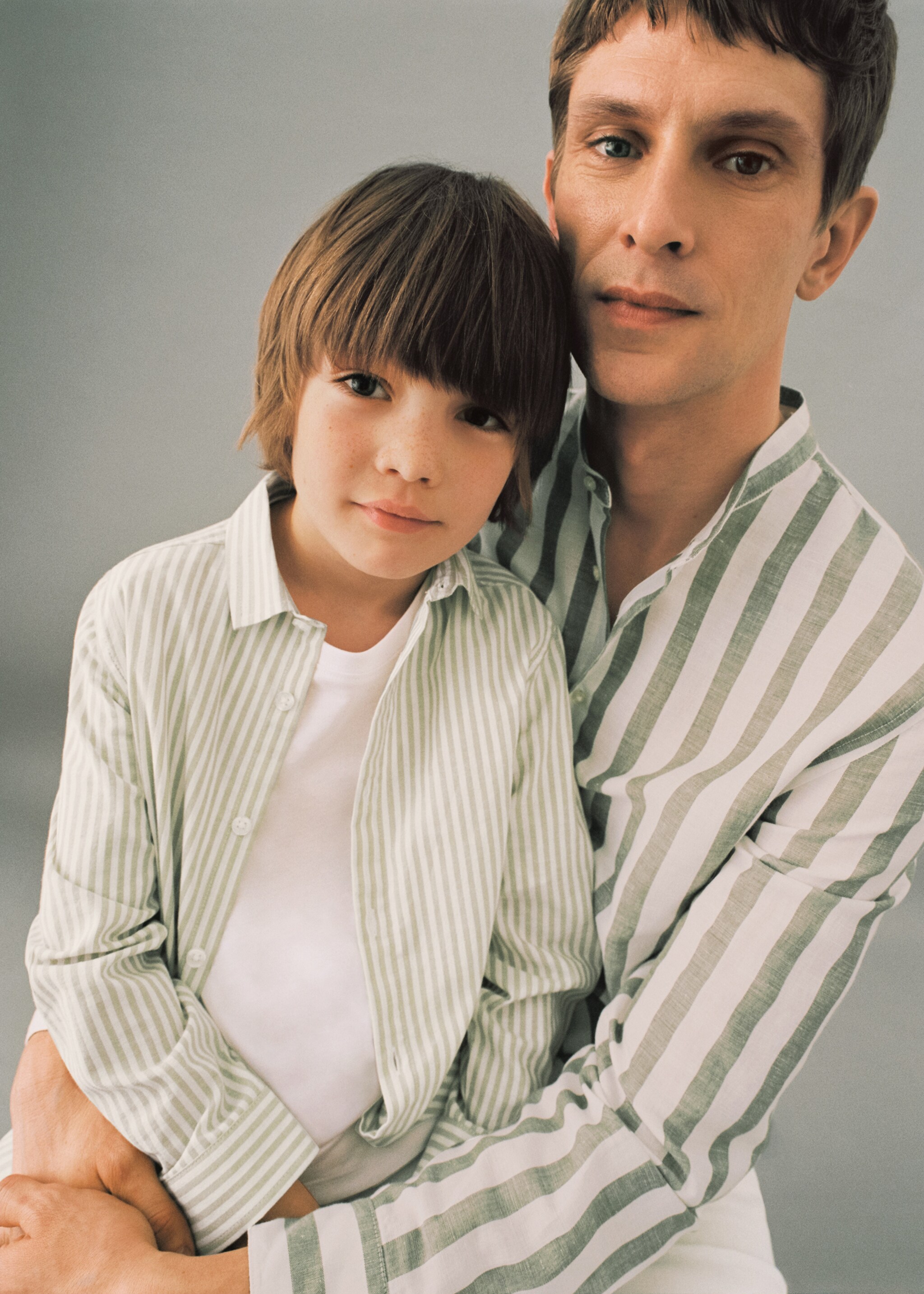 Camisa regular fit lino rayas - Detalle del artículo 6, Khaki. Ref: 57010629-00.