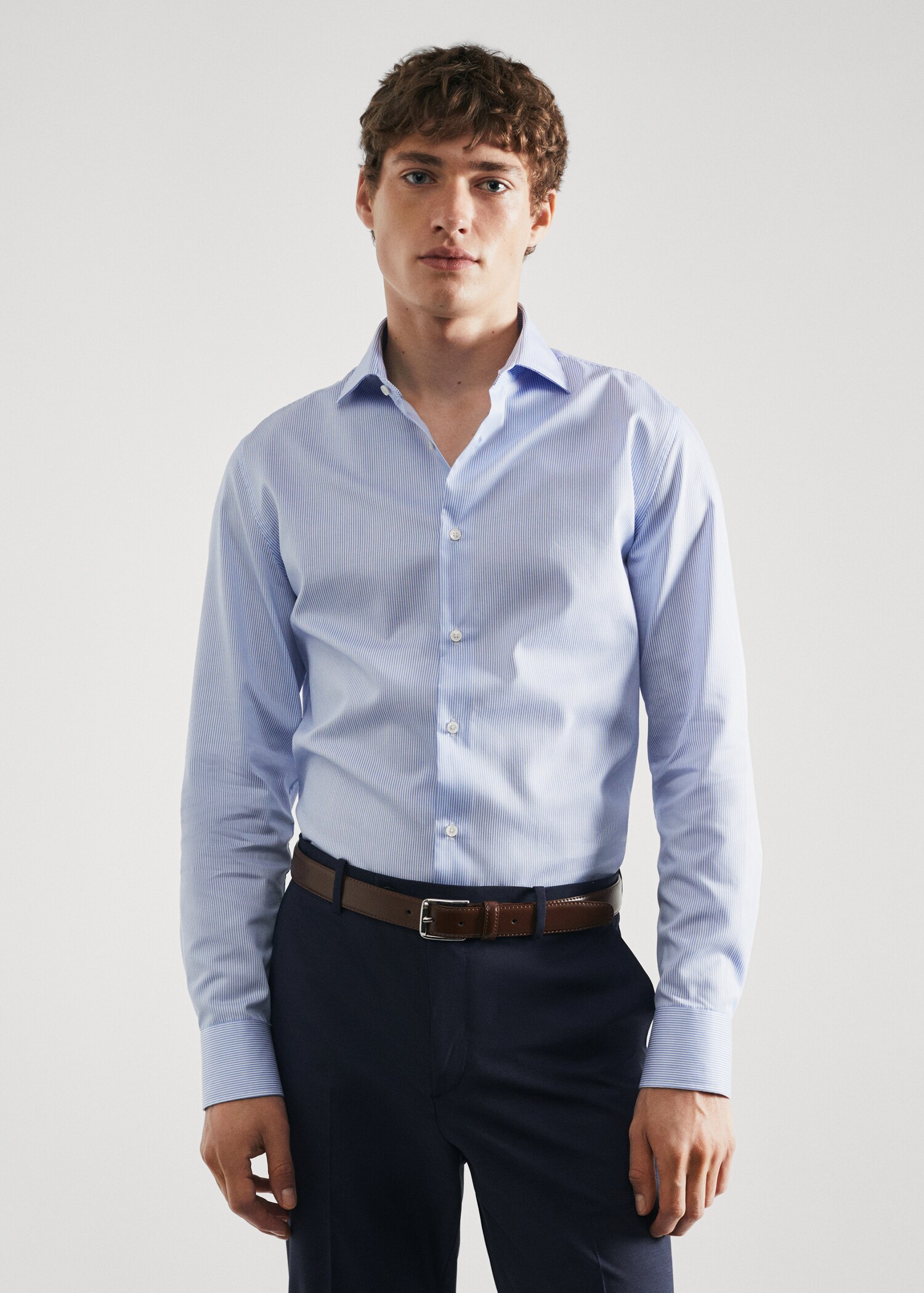 Cămașă de costum slim fit din twill cu dungi multiple - Plan mediu