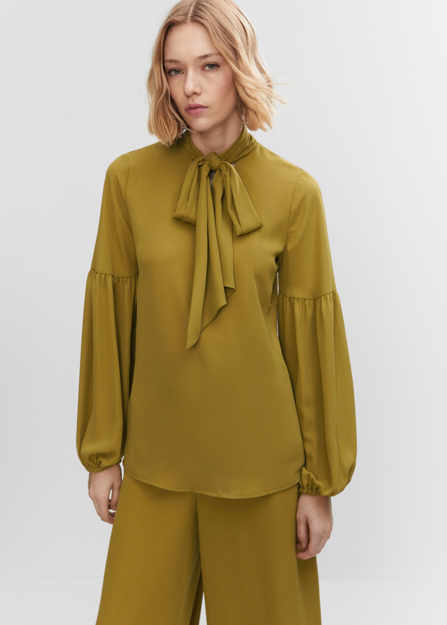 Blouse lavallière manches bouffantes - Plan moyen