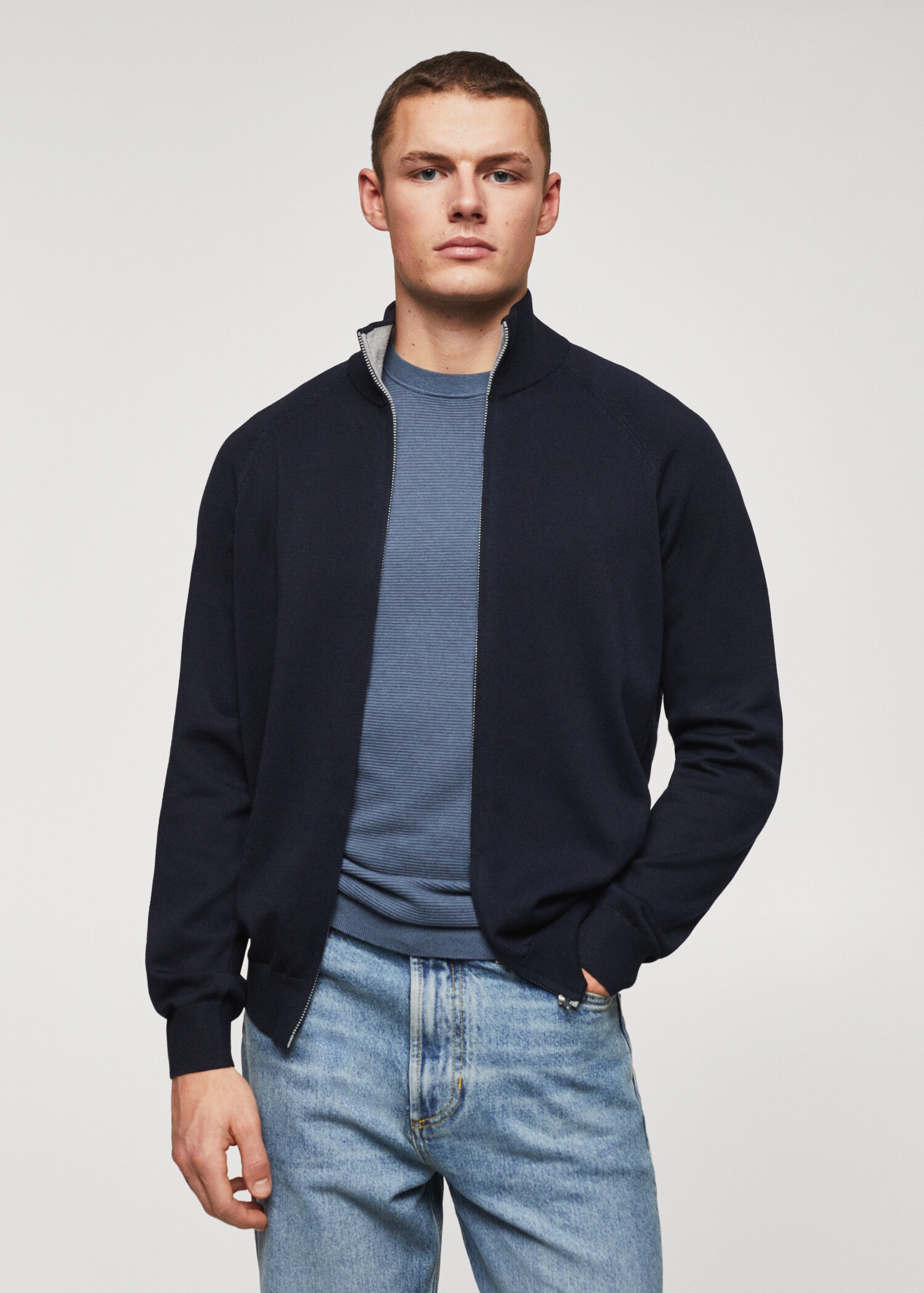Zipped cotton cardigan - Середній план