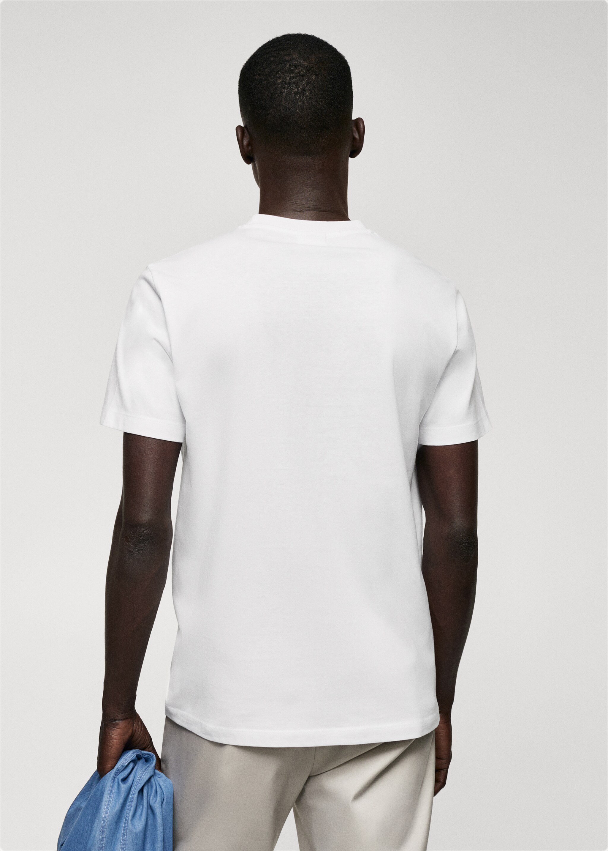 T-shirt básica de algodão com gola em V - Verso do artigo