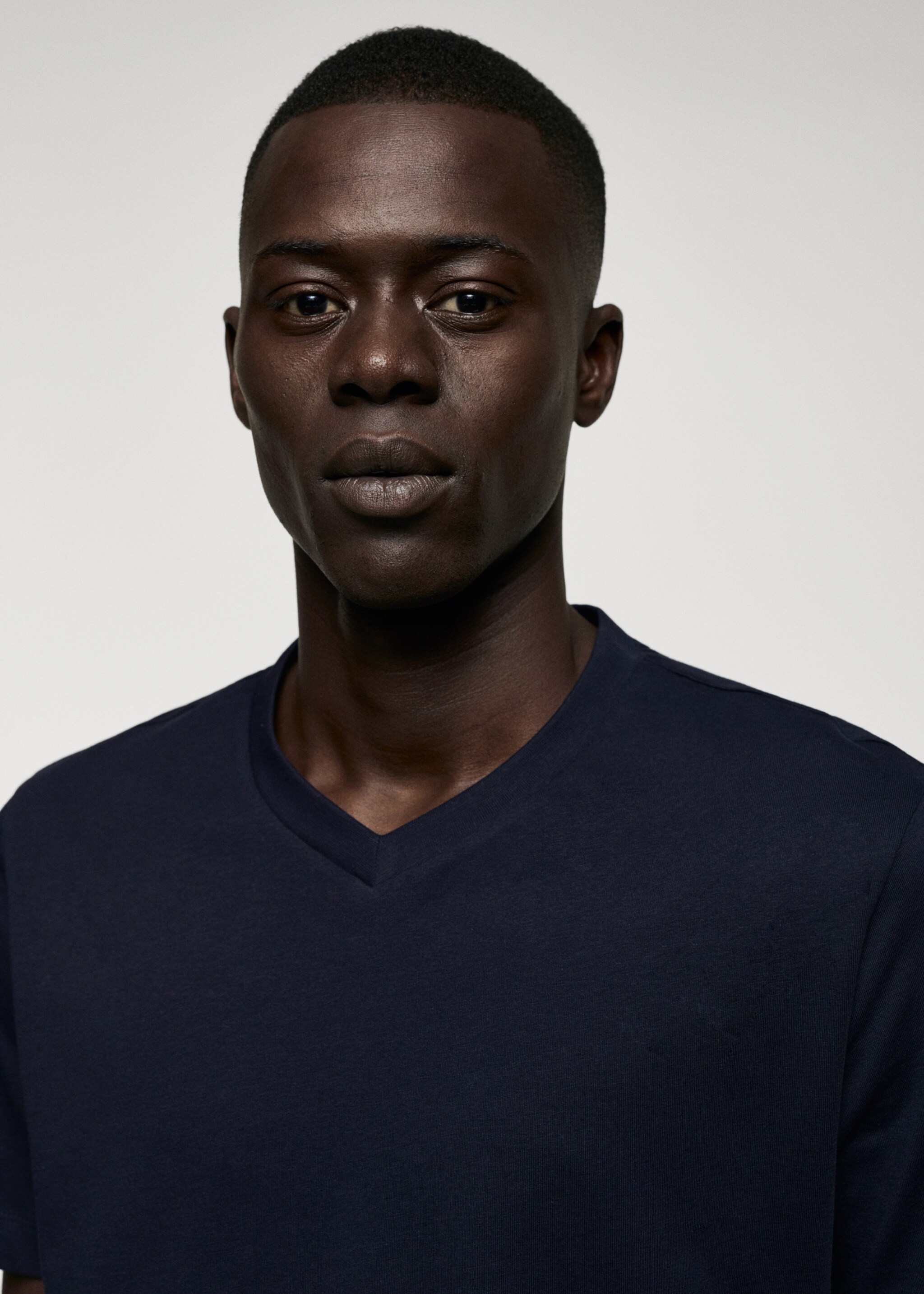 تي شيرت قطن أساسي برقبة على شكل V - تفاصيل المنتج 1, كحلي غامق. Ref: 57010794-00.