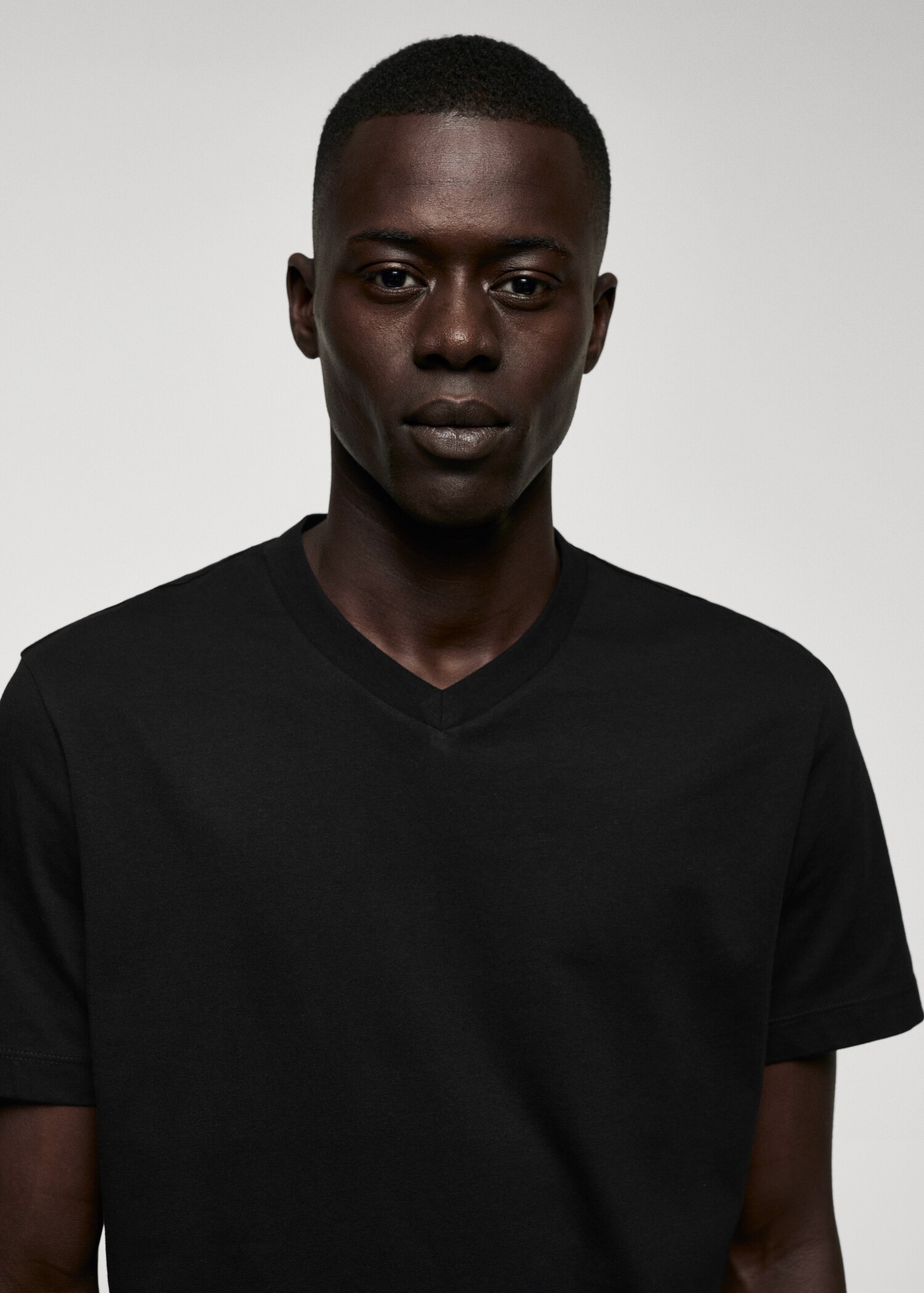 Camiseta básica algodón cuello pico - Detalle del artículo 1