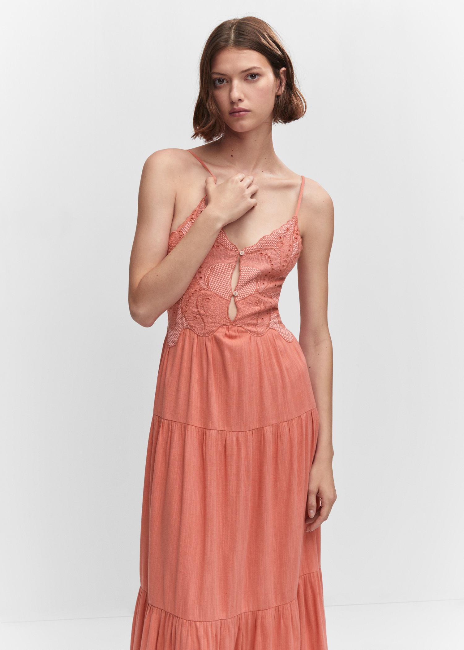 Besticktes Kleid mit ausgestelltem Rock - Mittlere Ansicht