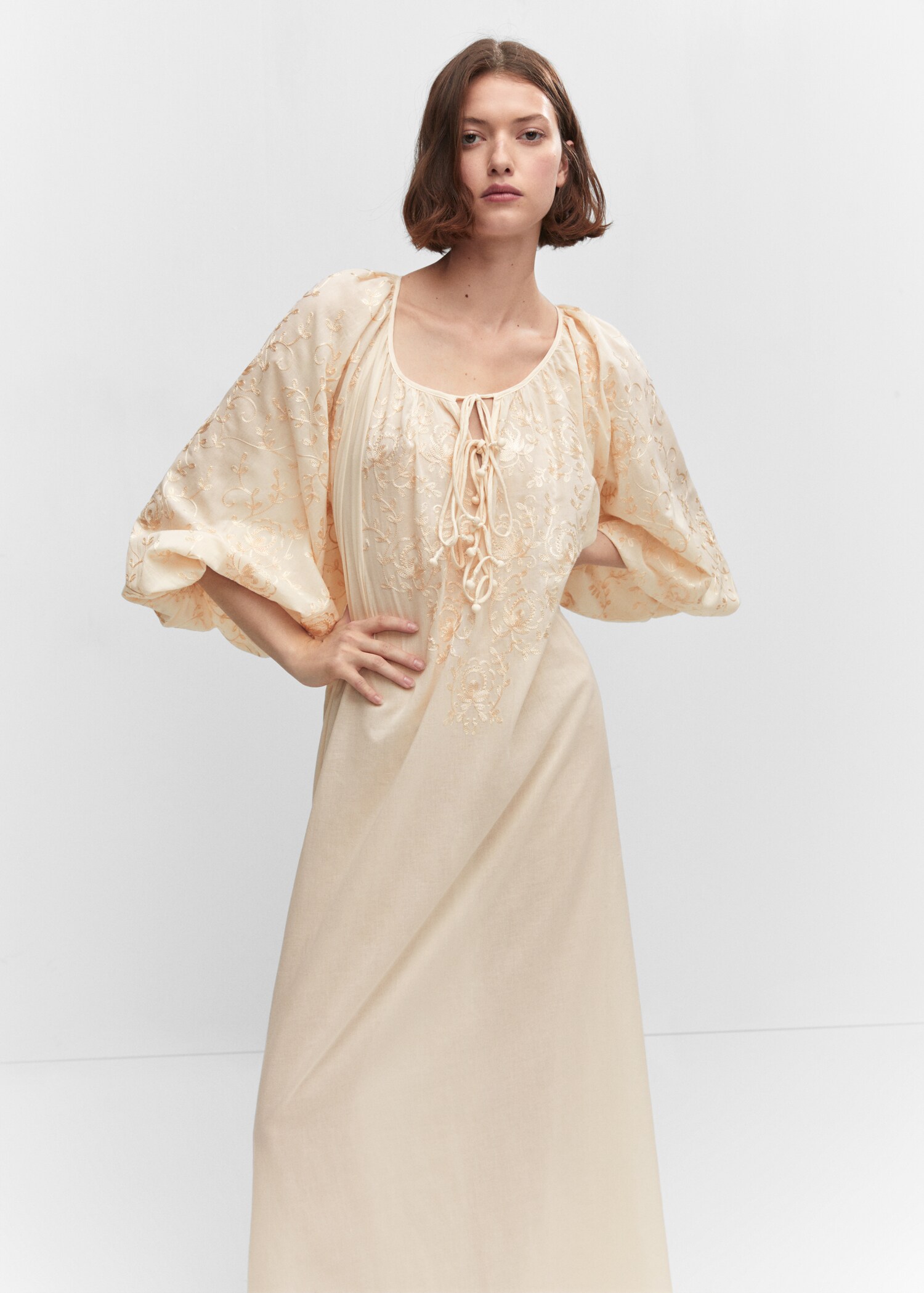 Vestido bordado manga abullonada - Plano medio