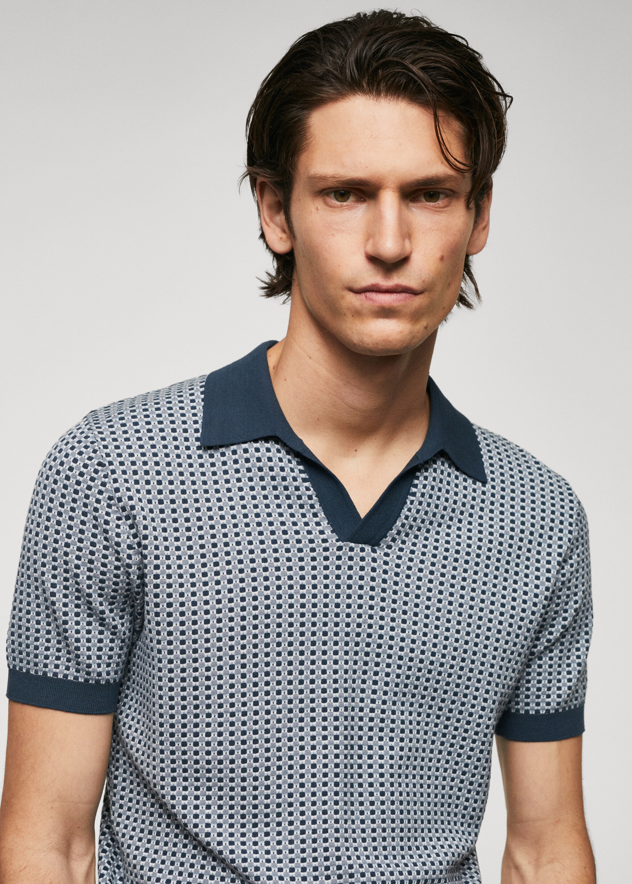 Fine-knit polo shirt with geometric structure - Details of the article 1