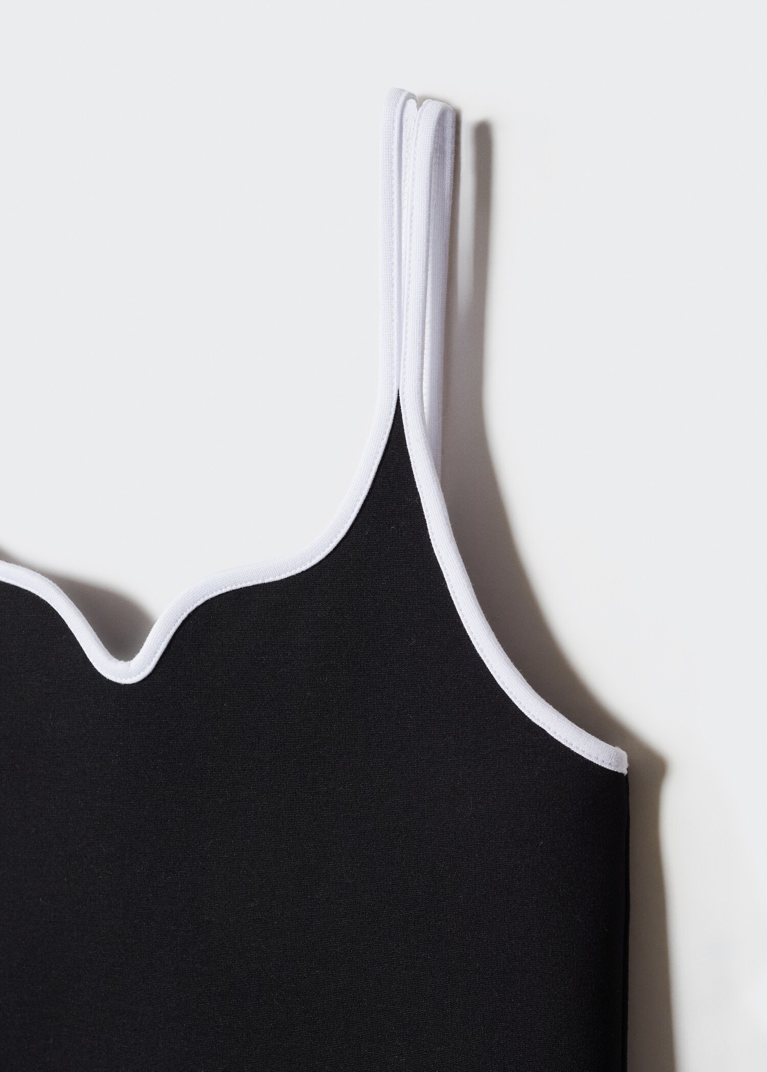 Contrast spaghetti strap top - Details of the article 8
