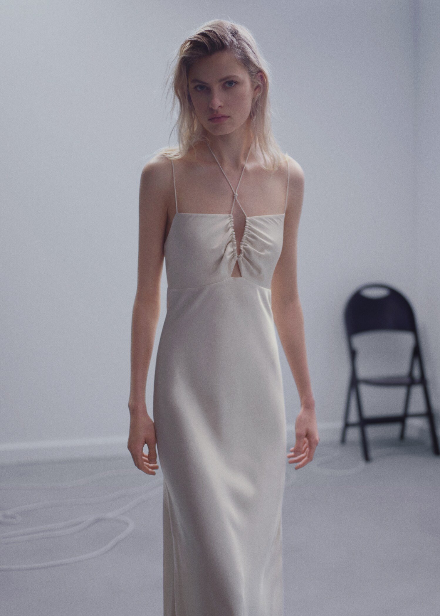 Robe satinée à bretelles croisées - Plan moyen