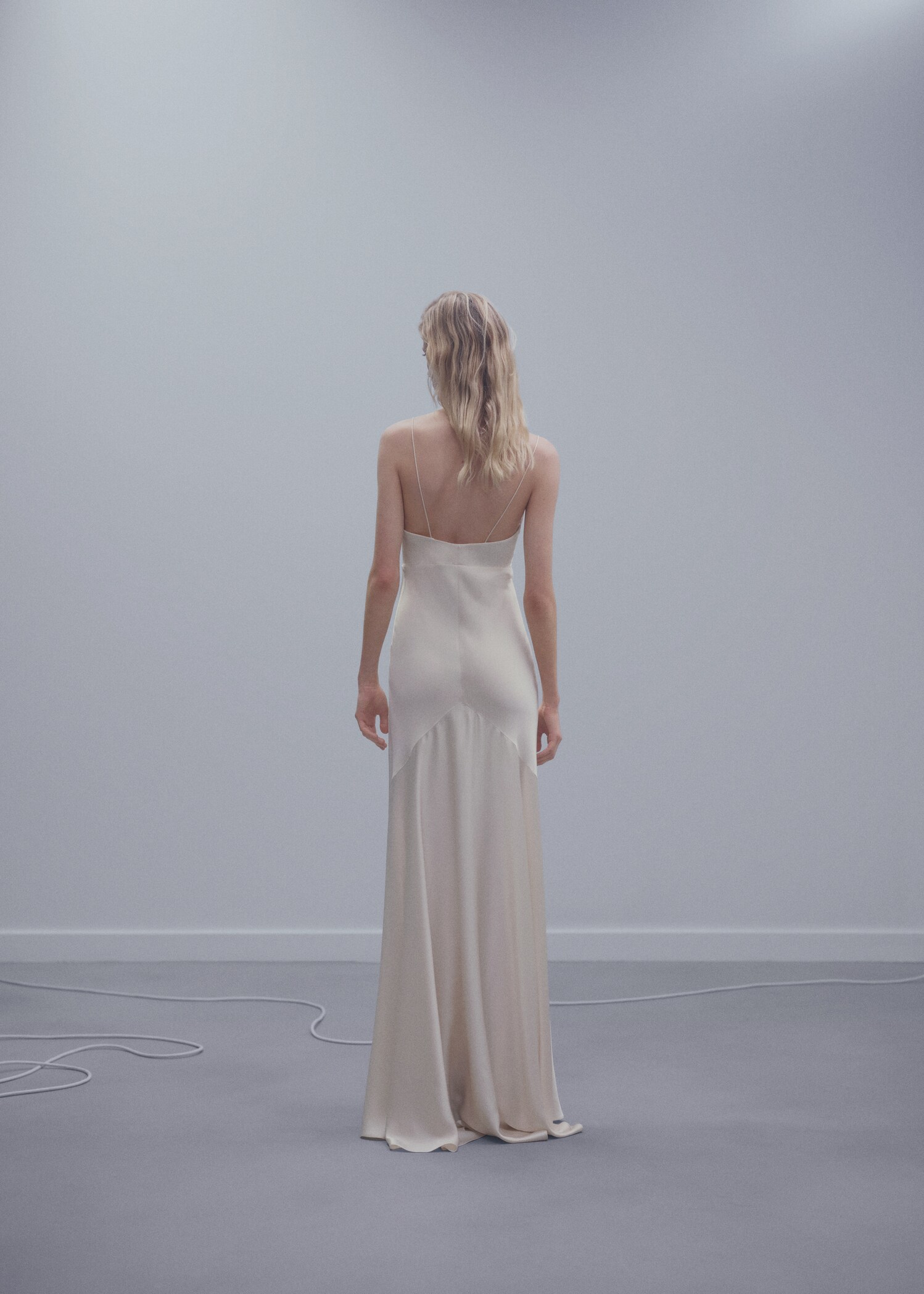 Robe satinée à bretelles croisées - Verso de l’article