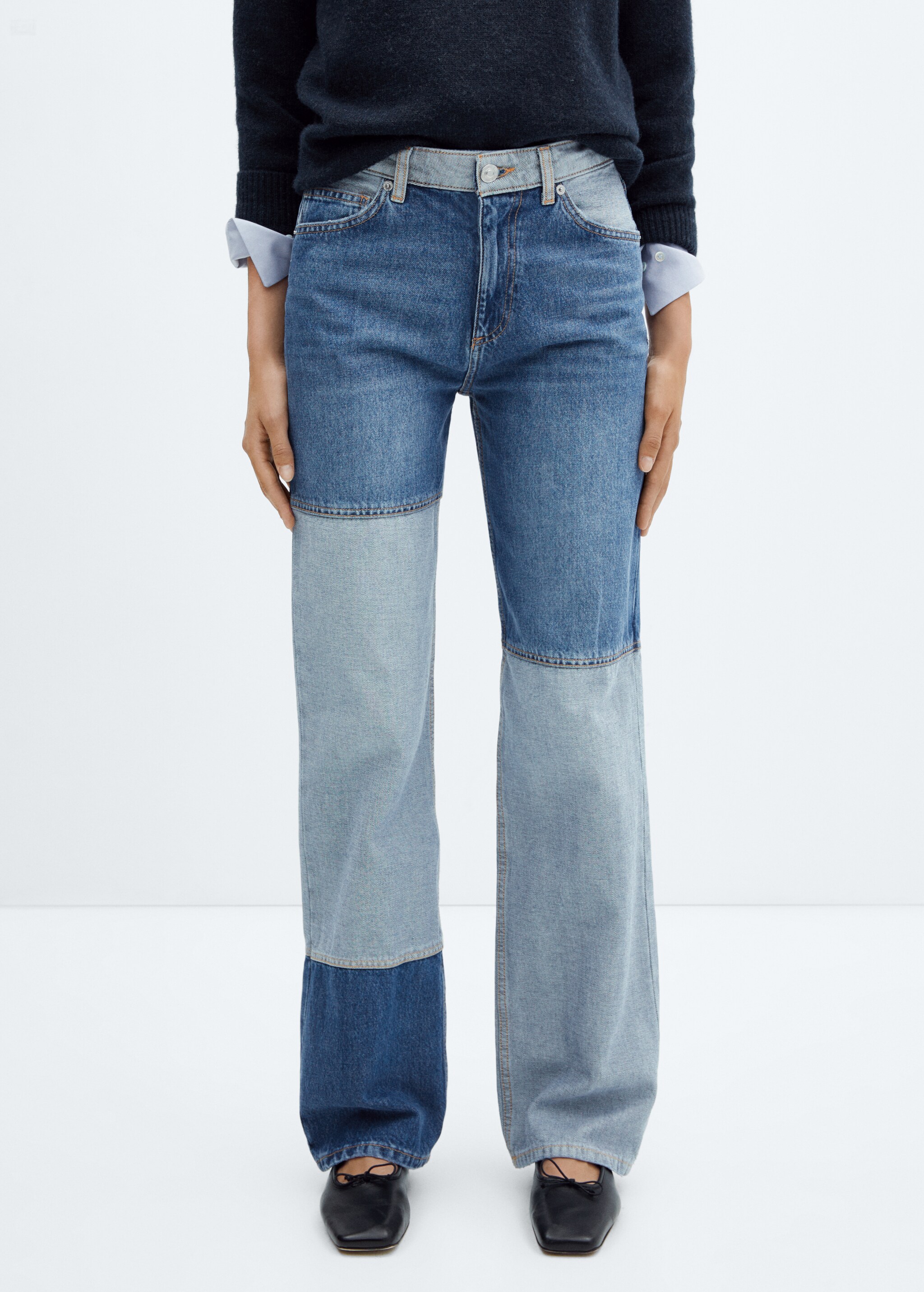 Patchworkowe jeansy z szerokimi nogawkami  - Plan średni