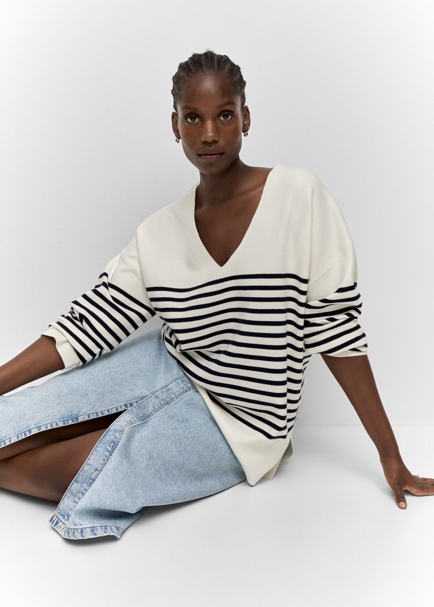 Oversized V-neck sweater - Details of the article 4
