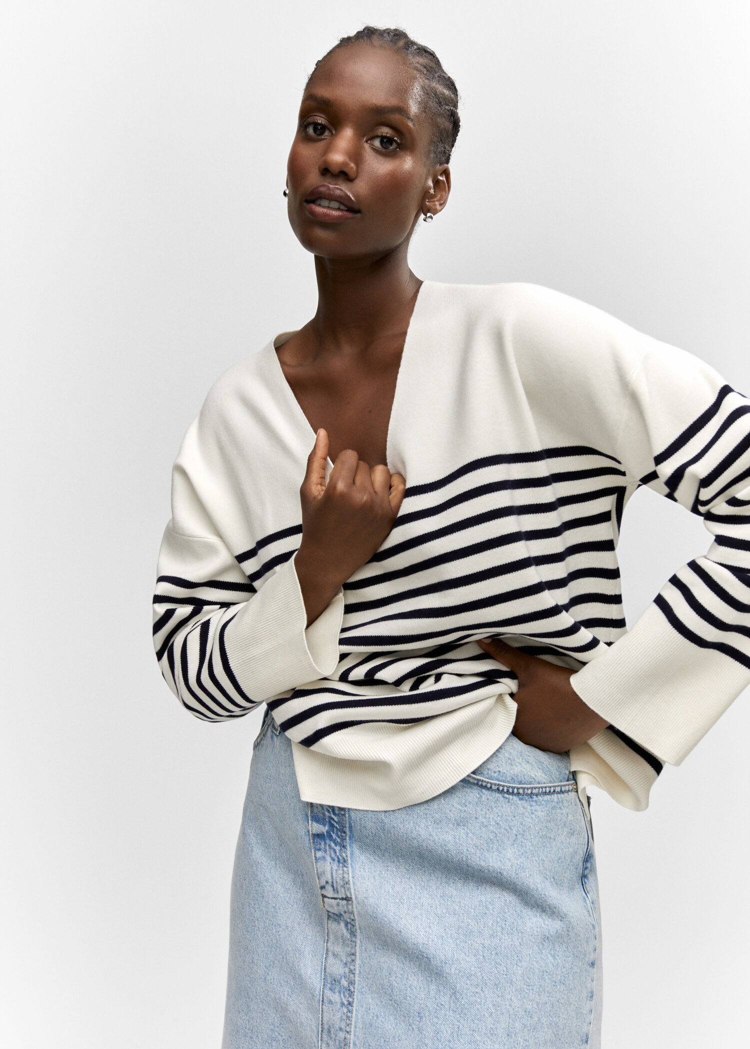 Oversized V-neck sweater - Details of the article 5