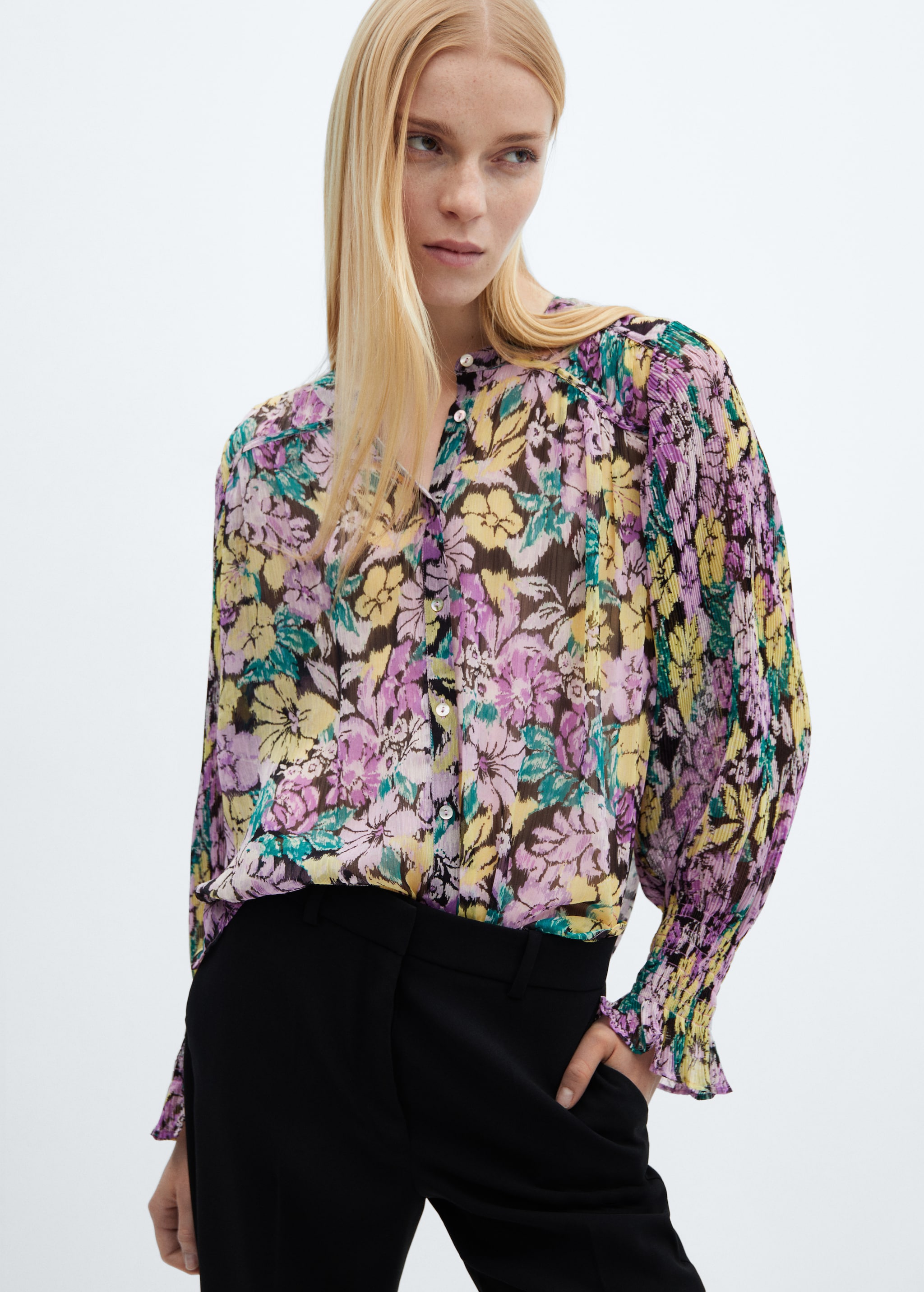 Фактурная блузка с цветочным принтом - Средний план